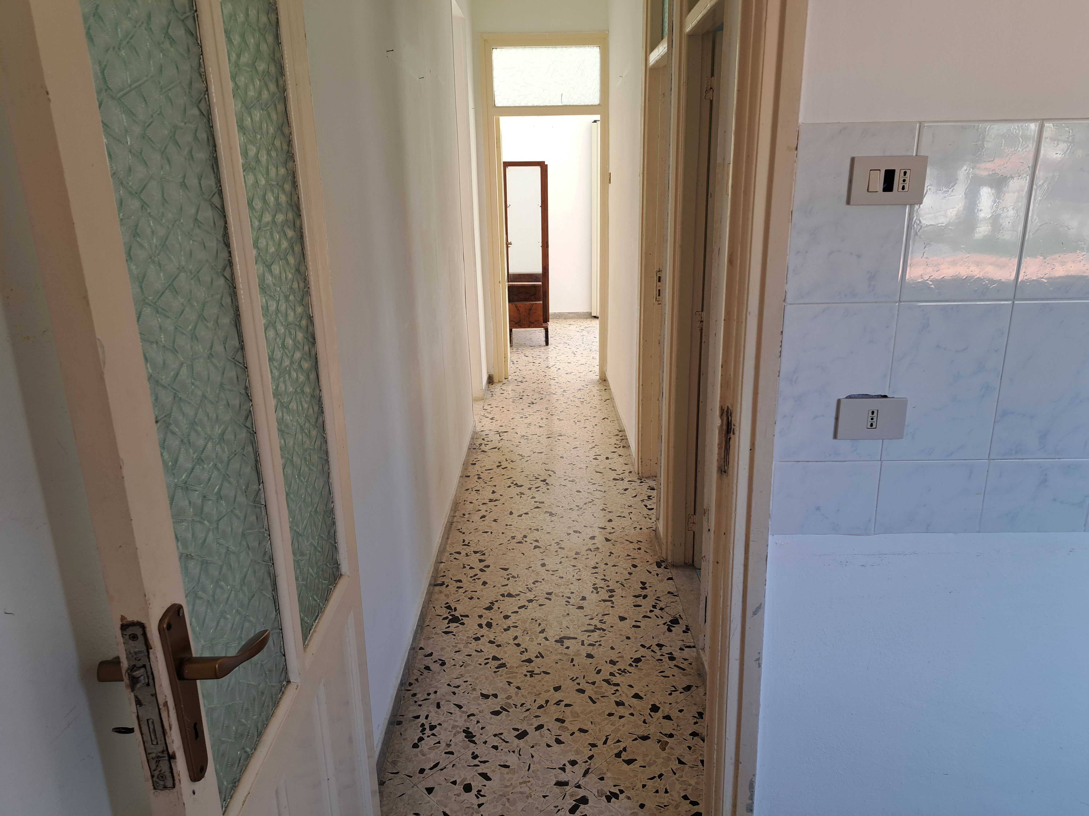 Via Walter Tobagi porzione di casa con ingresso autonomo lunga balconata parzialmente ristrutturata