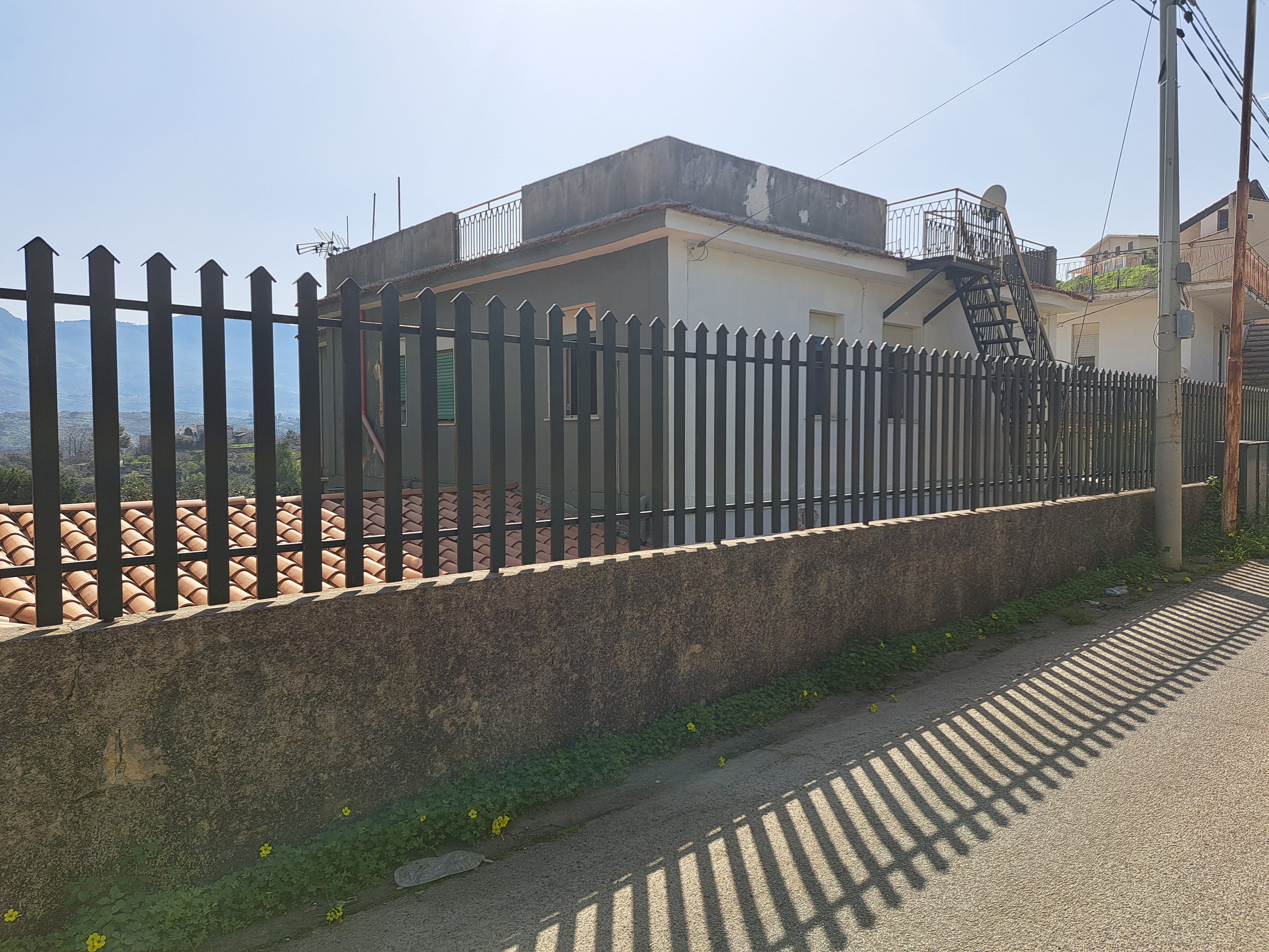 Via Walter Tobagi porzione di casa con ingresso autonomo lunga balconata parzialmente ristrutturata