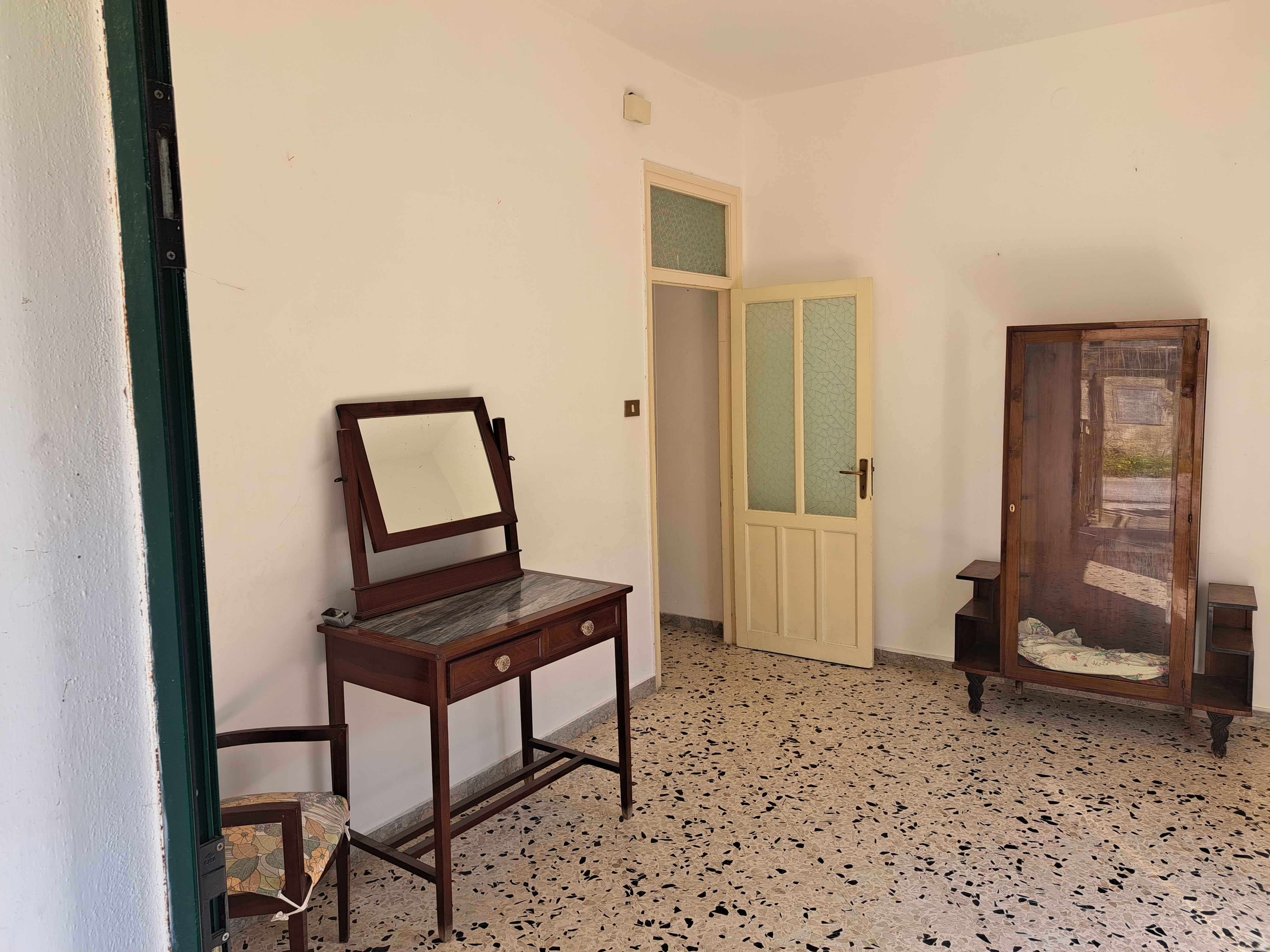 Via Walter Tobagi porzione di casa con ingresso autonomo lunga balconata parzialmente ristrutturata