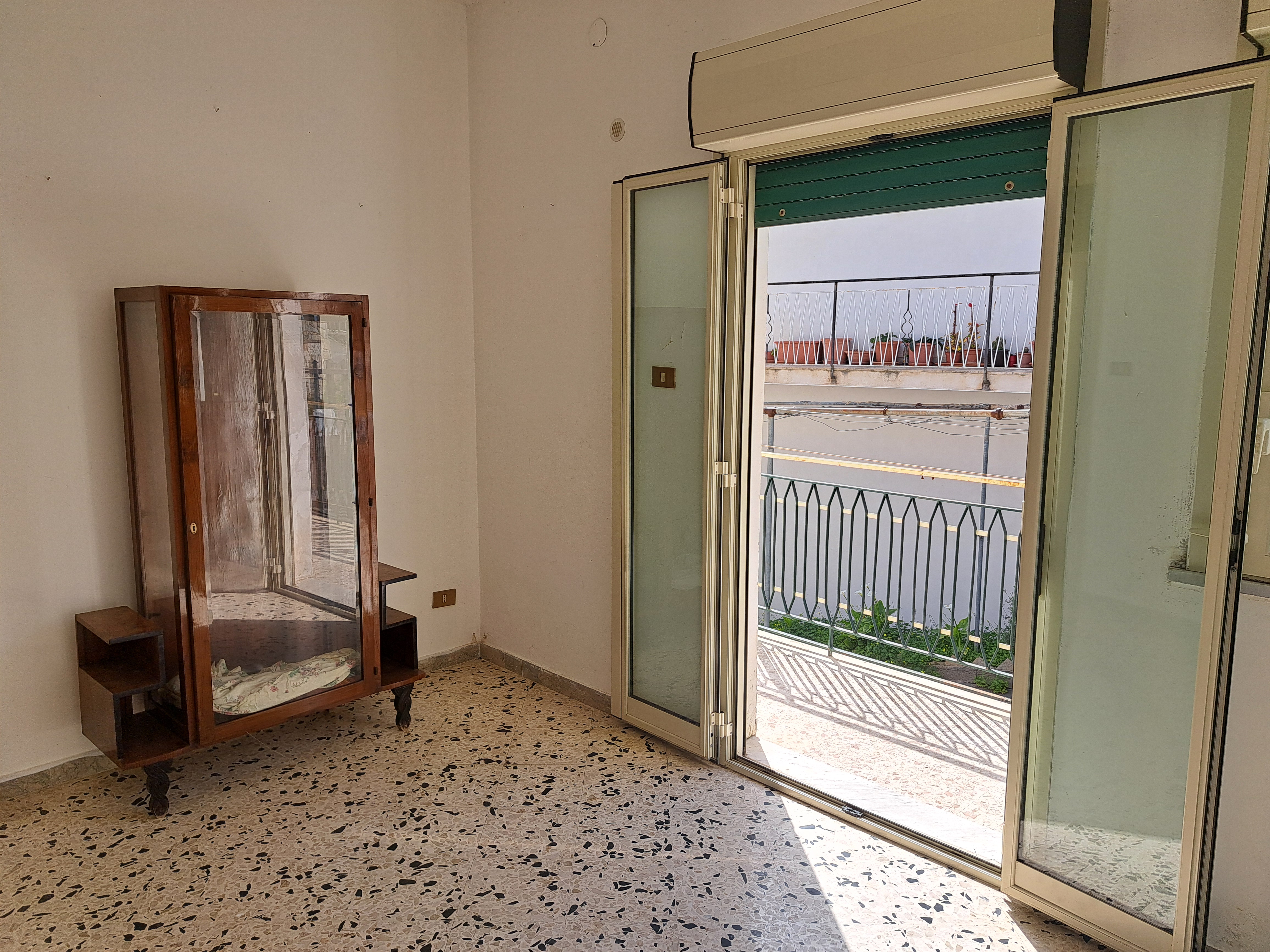 Via Walter Tobagi porzione di casa con ingresso autonomo lunga balconata parzialmente ristrutturata