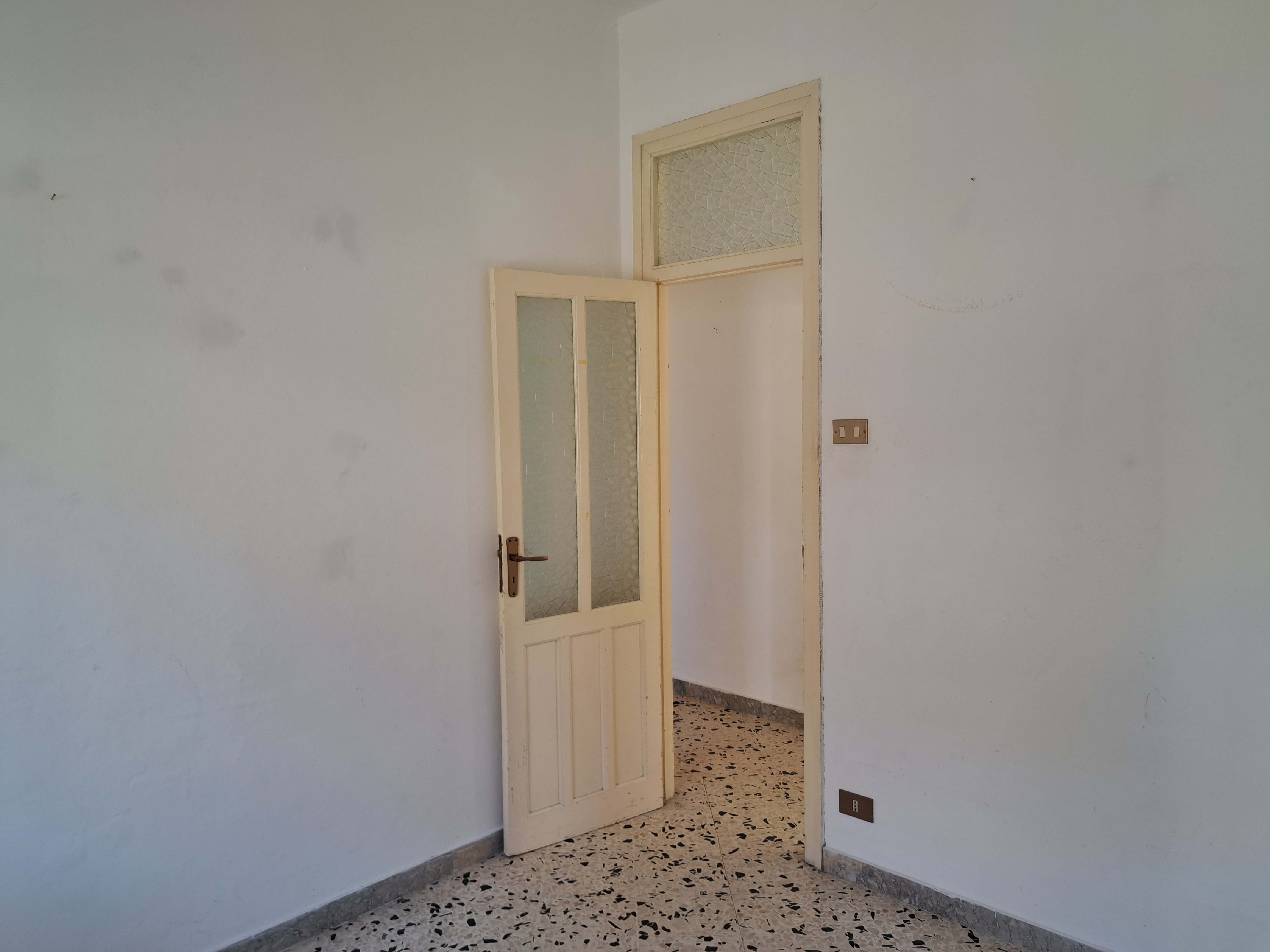 Via Walter Tobagi porzione di casa con ingresso autonomo lunga balconata parzialmente ristrutturata