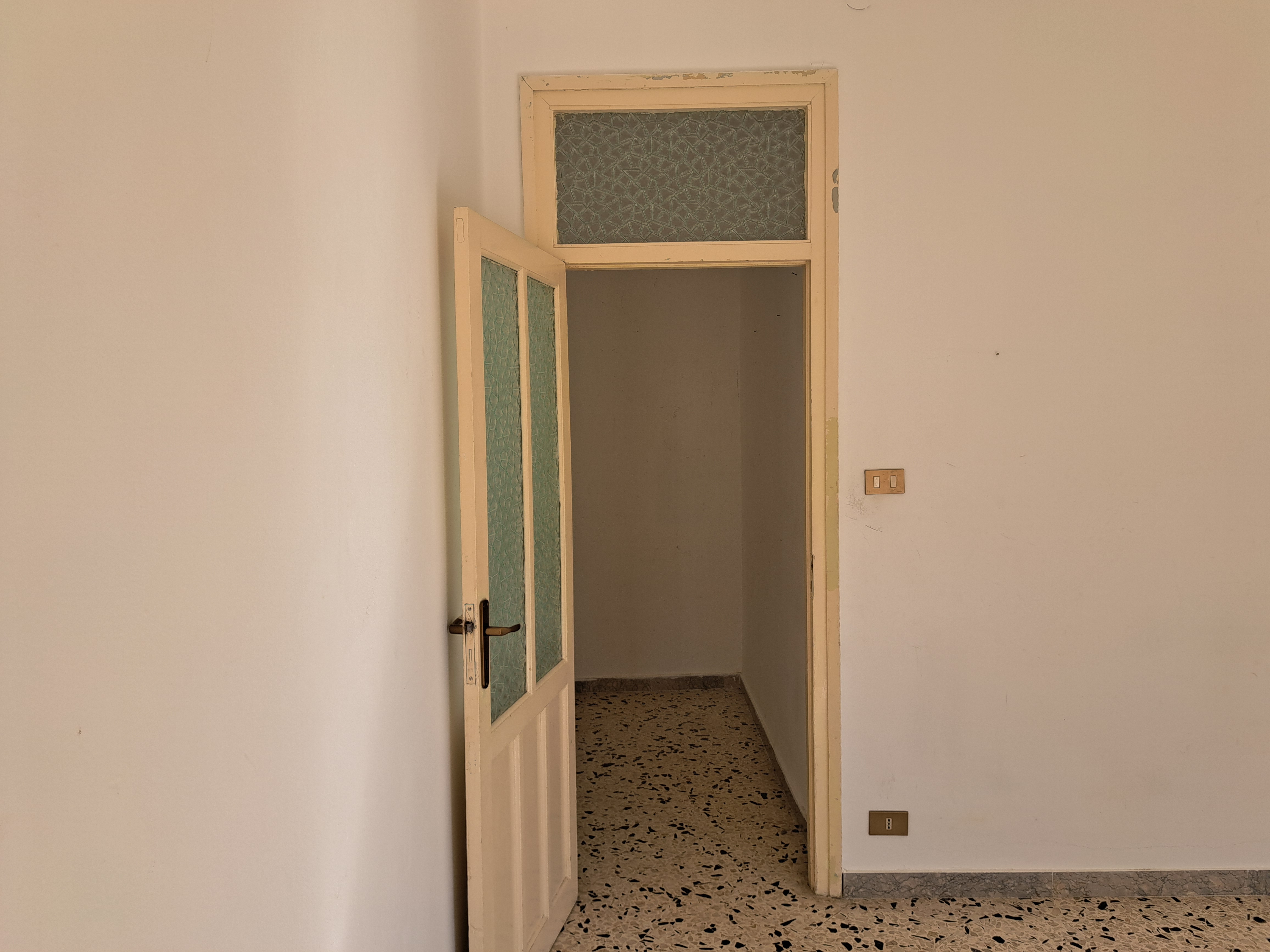 Via Walter Tobagi porzione di casa con ingresso autonomo lunga balconata parzialmente ristrutturata