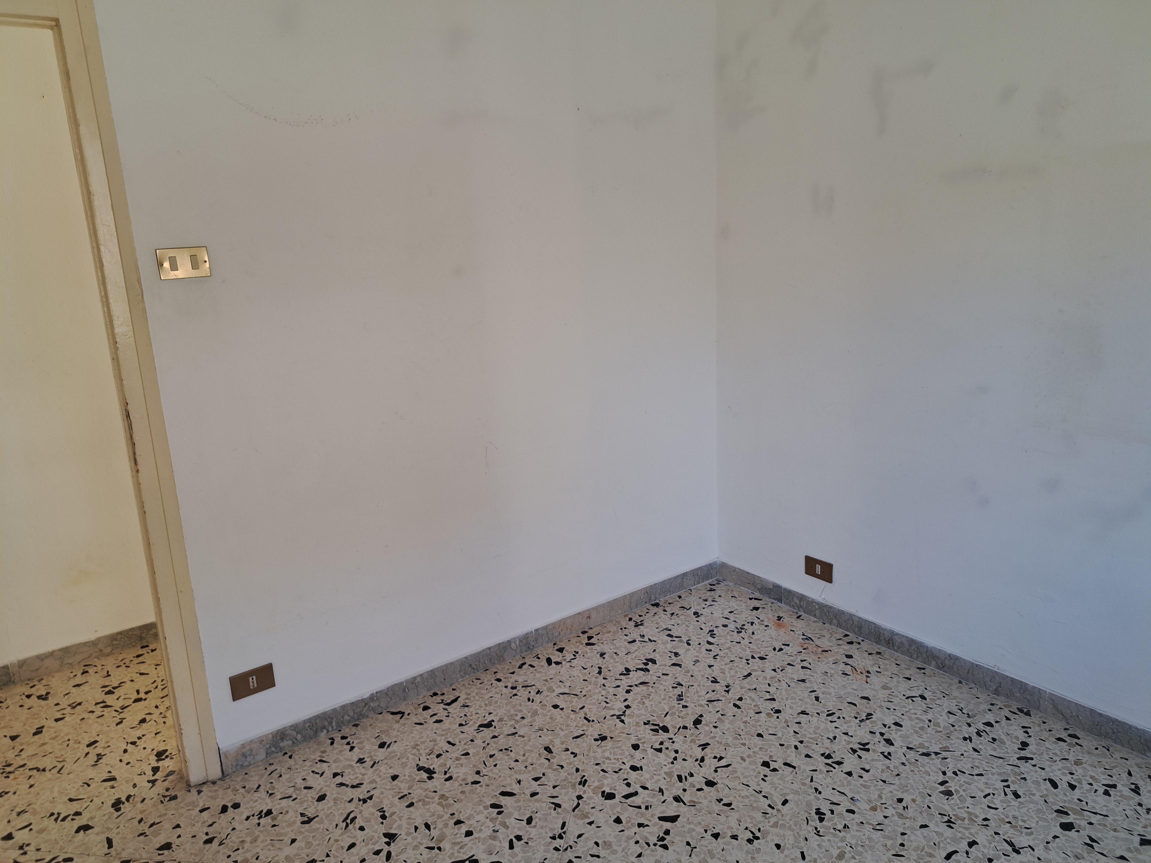 Via Walter Tobagi porzione di casa con ingresso autonomo lunga balconata parzialmente ristrutturata