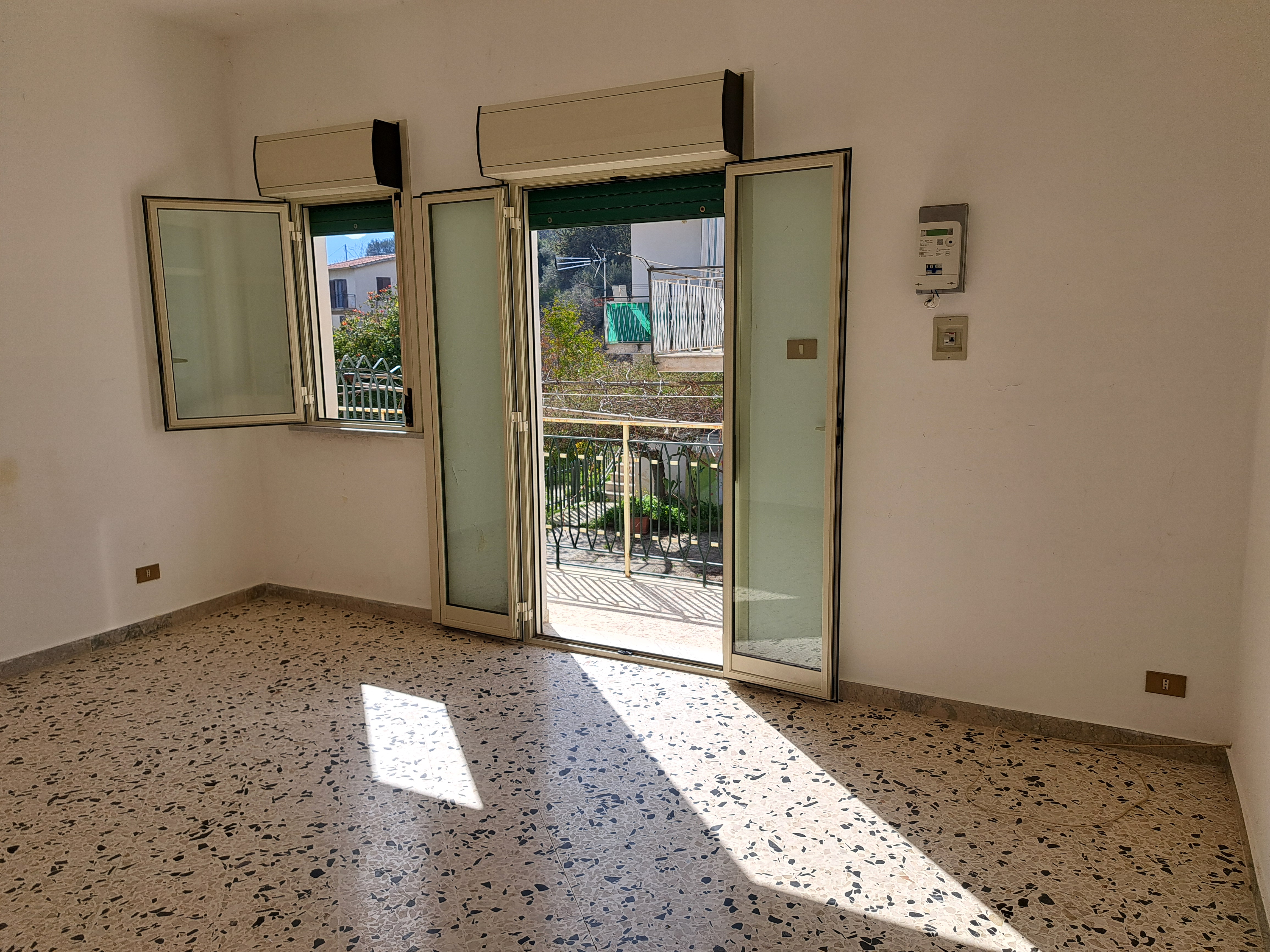 Via Walter Tobagi porzione di casa con ingresso autonomo lunga balconata parzialmente ristrutturata