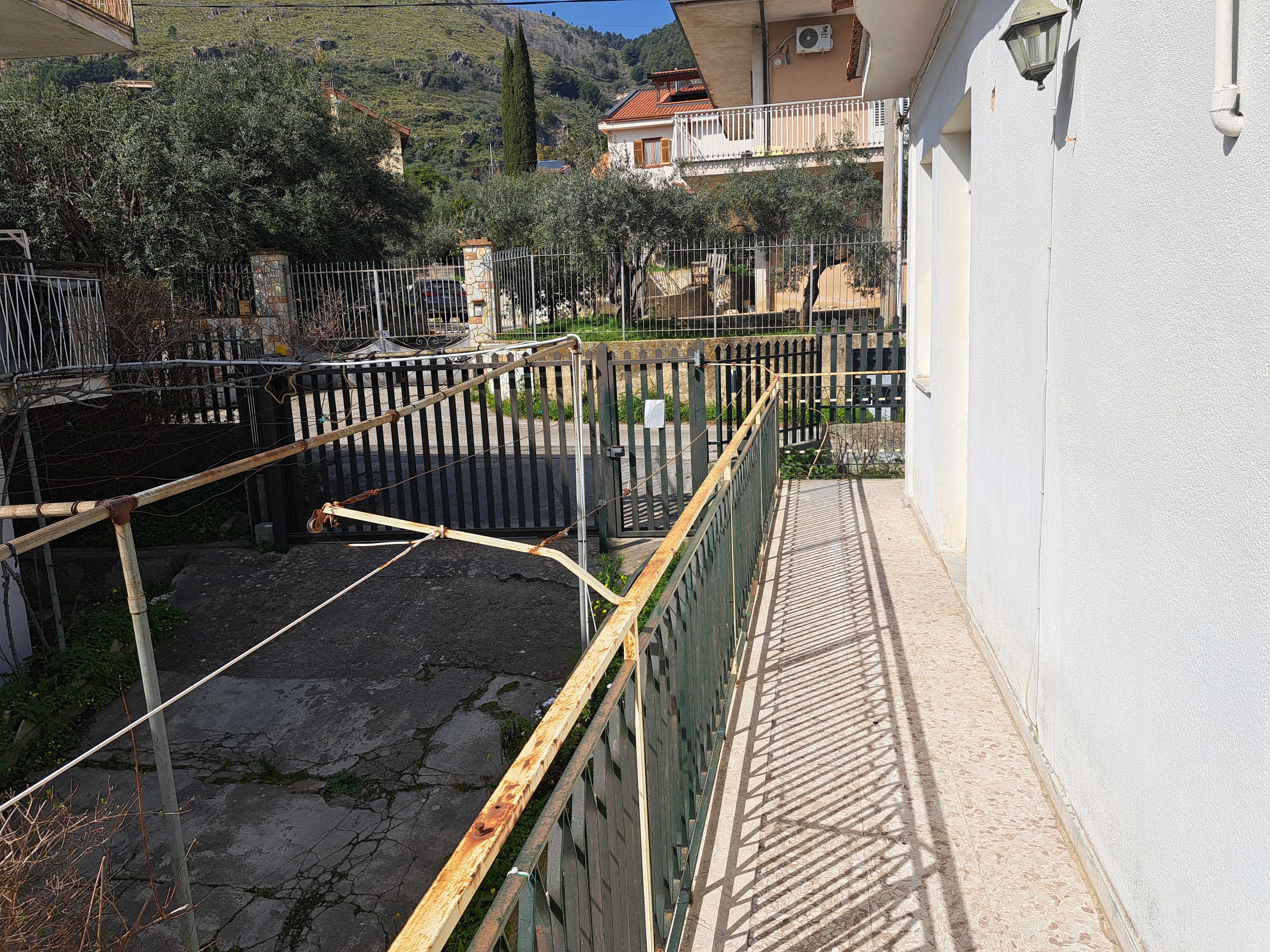 Via Walter Tobagi porzione di casa con ingresso autonomo lunga balconata parzialmente ristrutturata