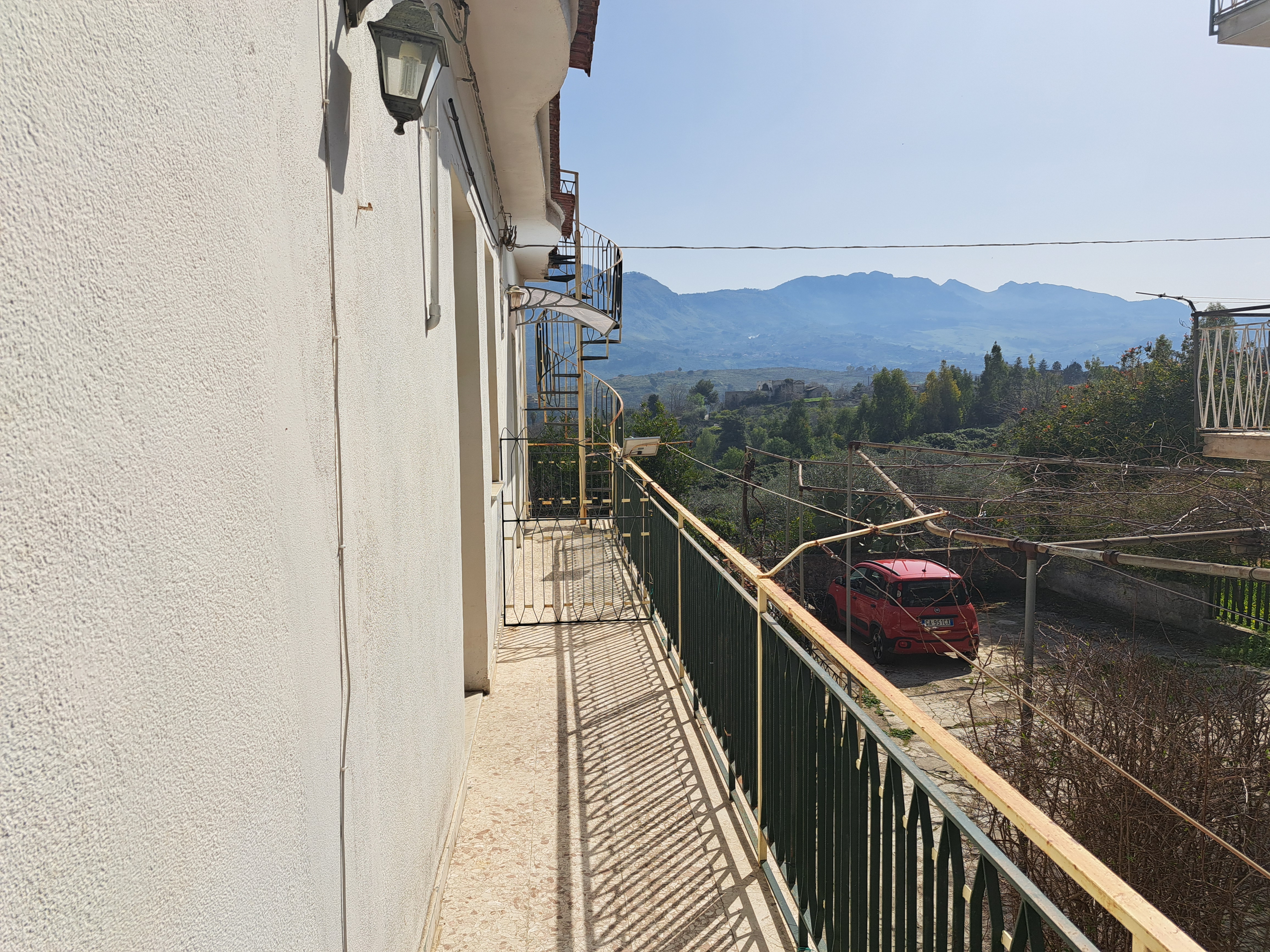 Via Walter Tobagi porzione di casa con ingresso autonomo lunga balconata parzialmente ristrutturata