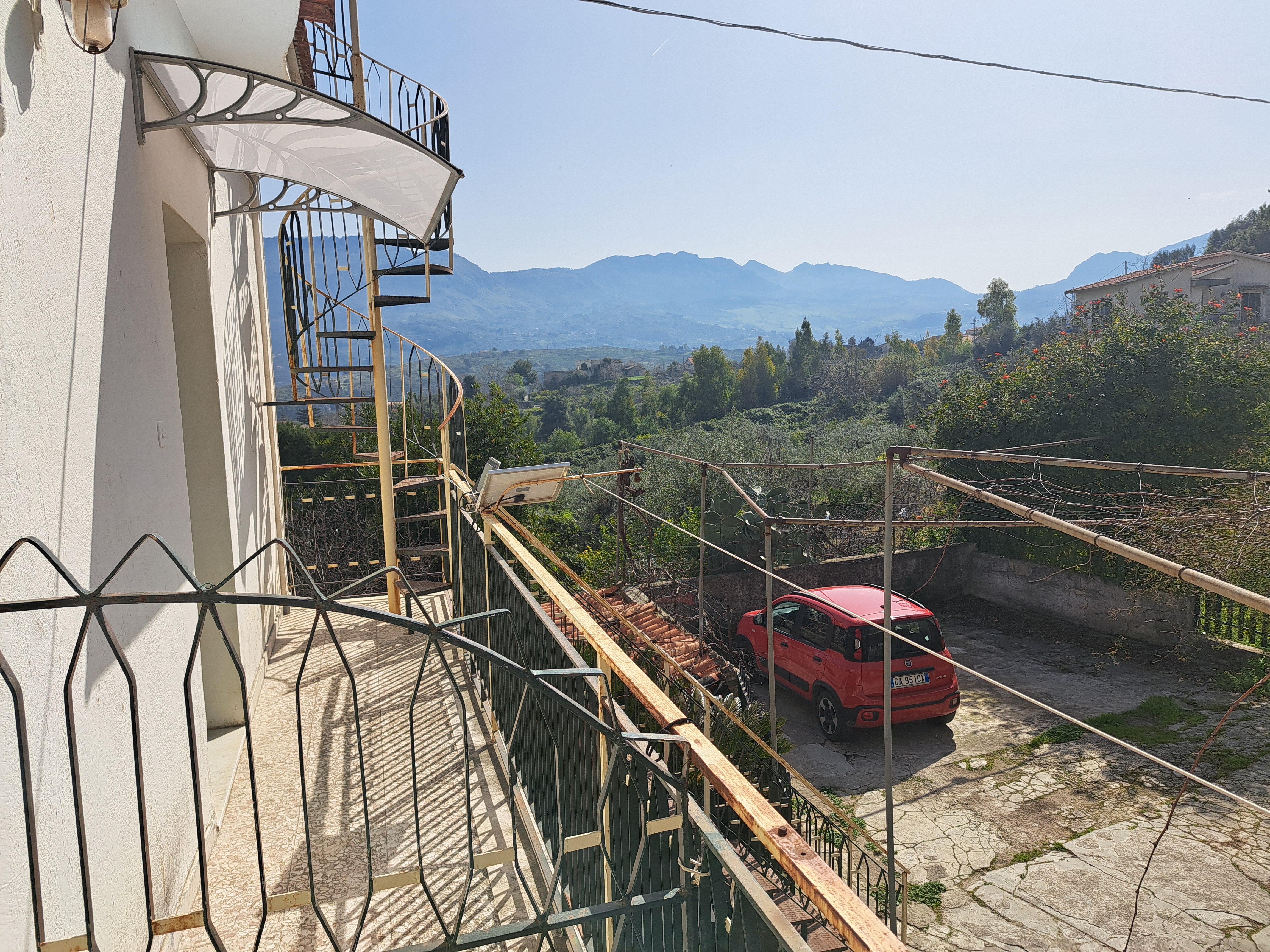 Via Walter Tobagi porzione di casa con ingresso autonomo lunga balconata parzialmente ristrutturata