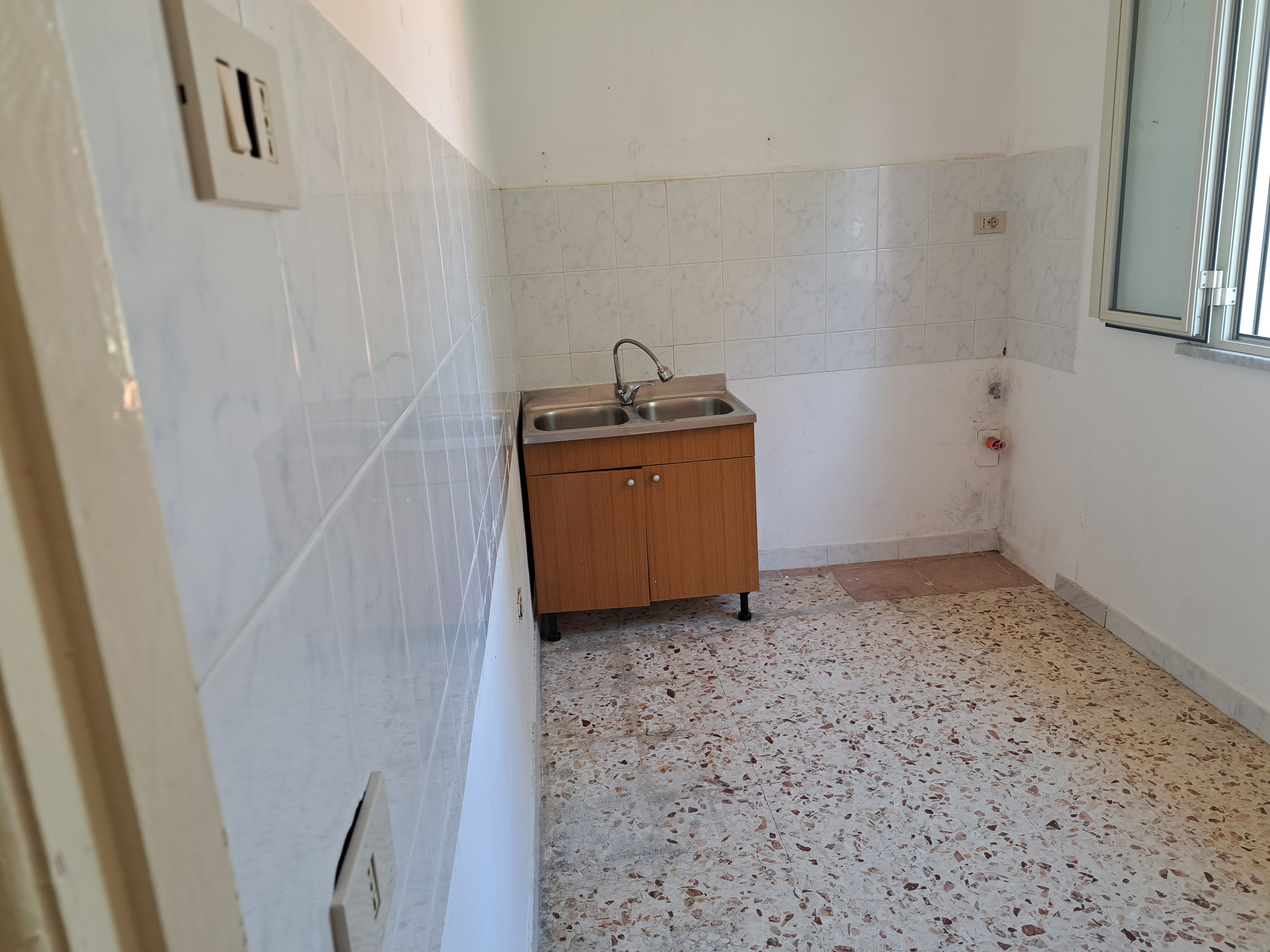 Via Walter Tobagi porzione di casa con ingresso autonomo lunga balconata parzialmente ristrutturata