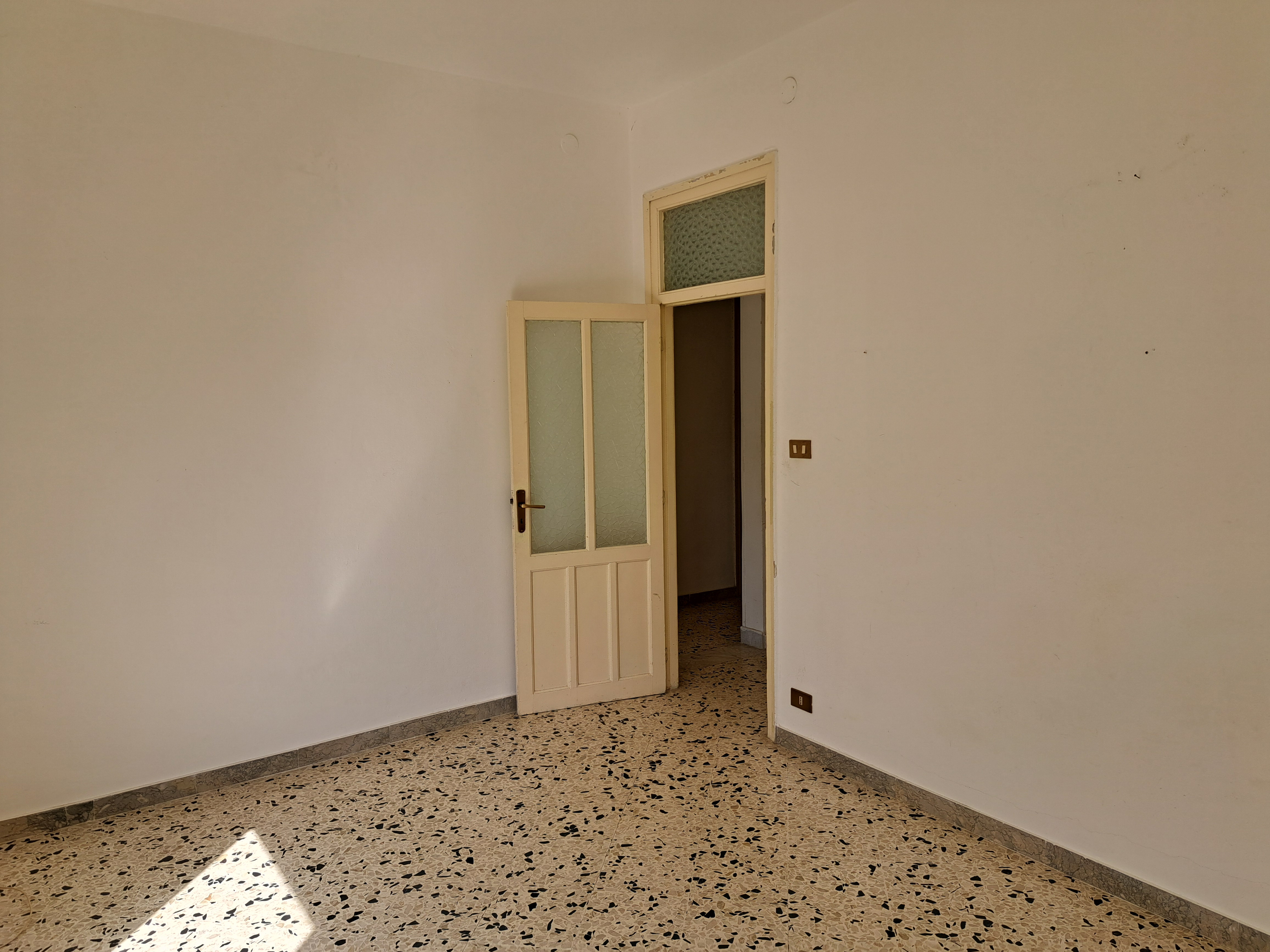 Via Walter Tobagi porzione di casa con ingresso autonomo lunga balconata parzialmente ristrutturata