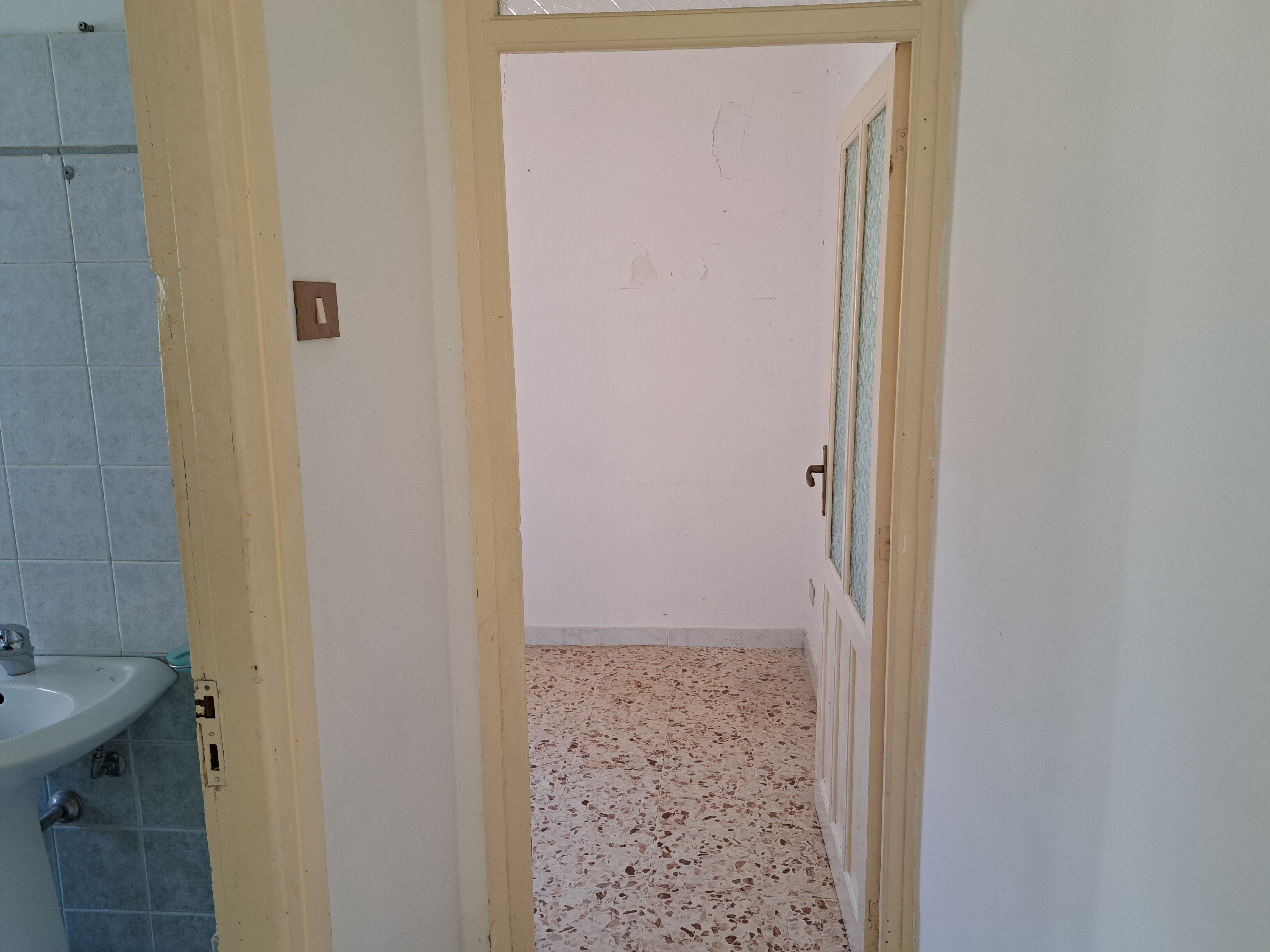 Via Walter Tobagi porzione di casa con ingresso autonomo lunga balconata parzialmente ristrutturata