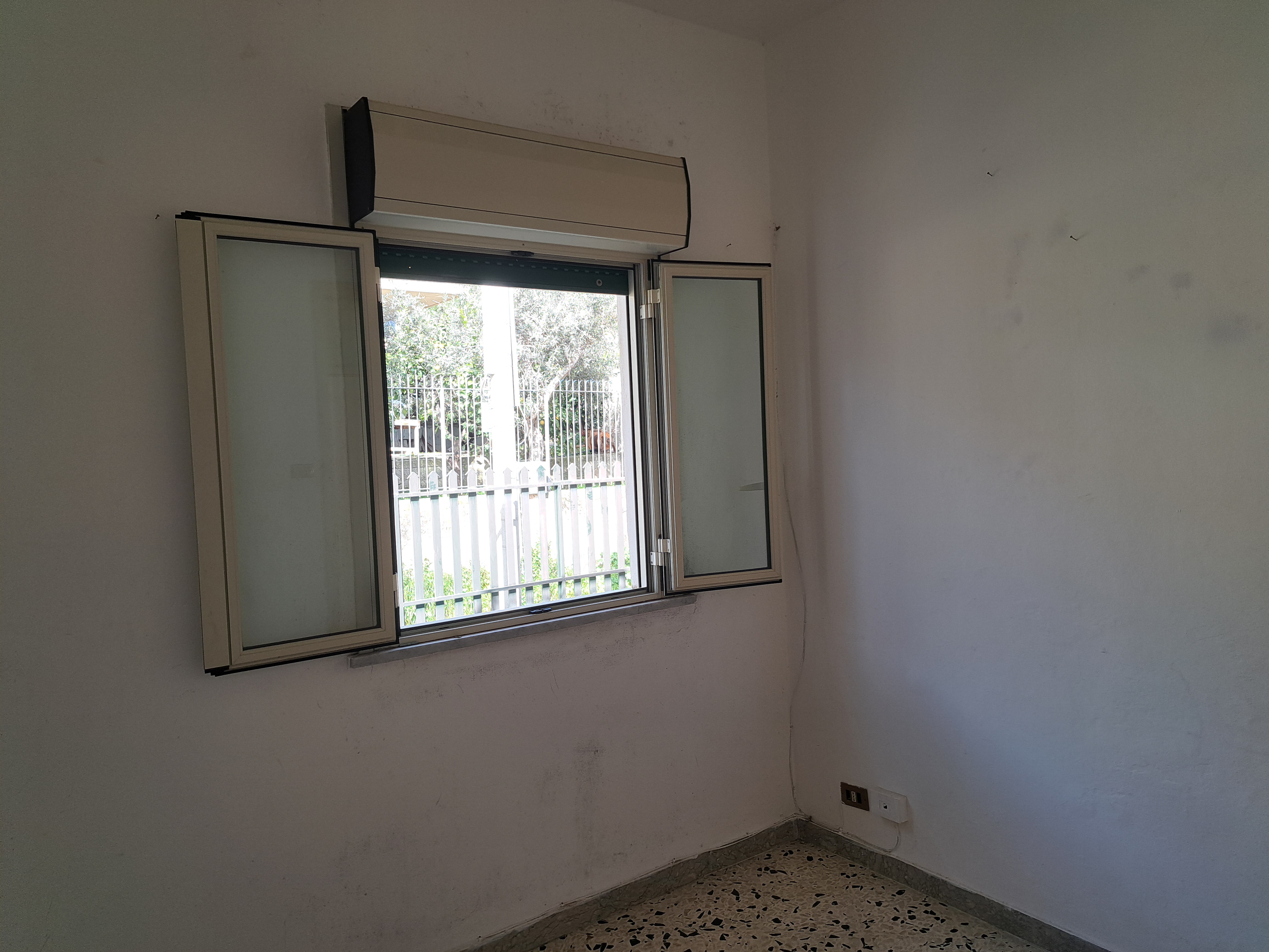 Via Walter Tobagi porzione di casa con ingresso autonomo lunga balconata parzialmente ristrutturata