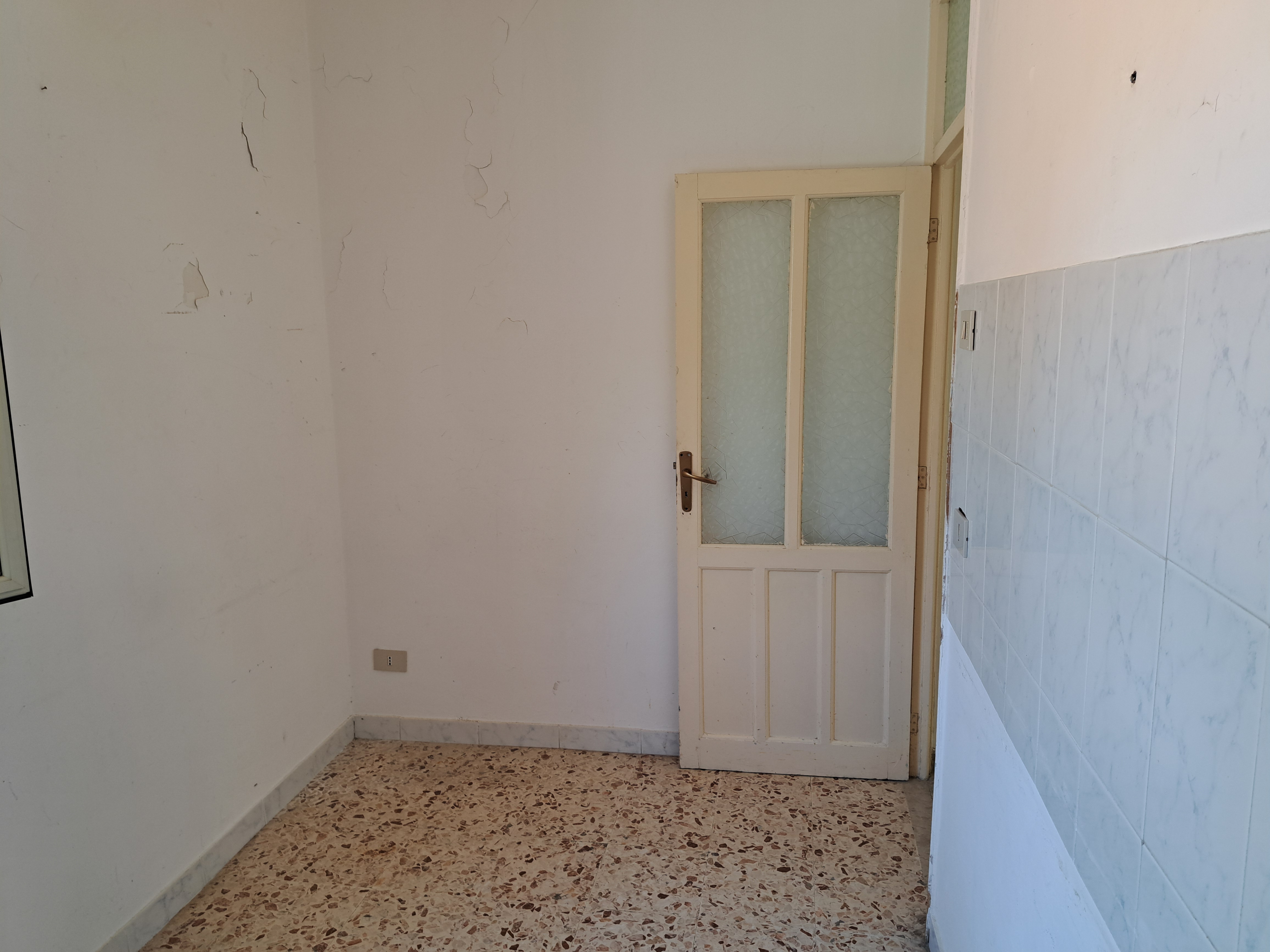 Via Walter Tobagi porzione di casa con ingresso autonomo lunga balconata parzialmente ristrutturata