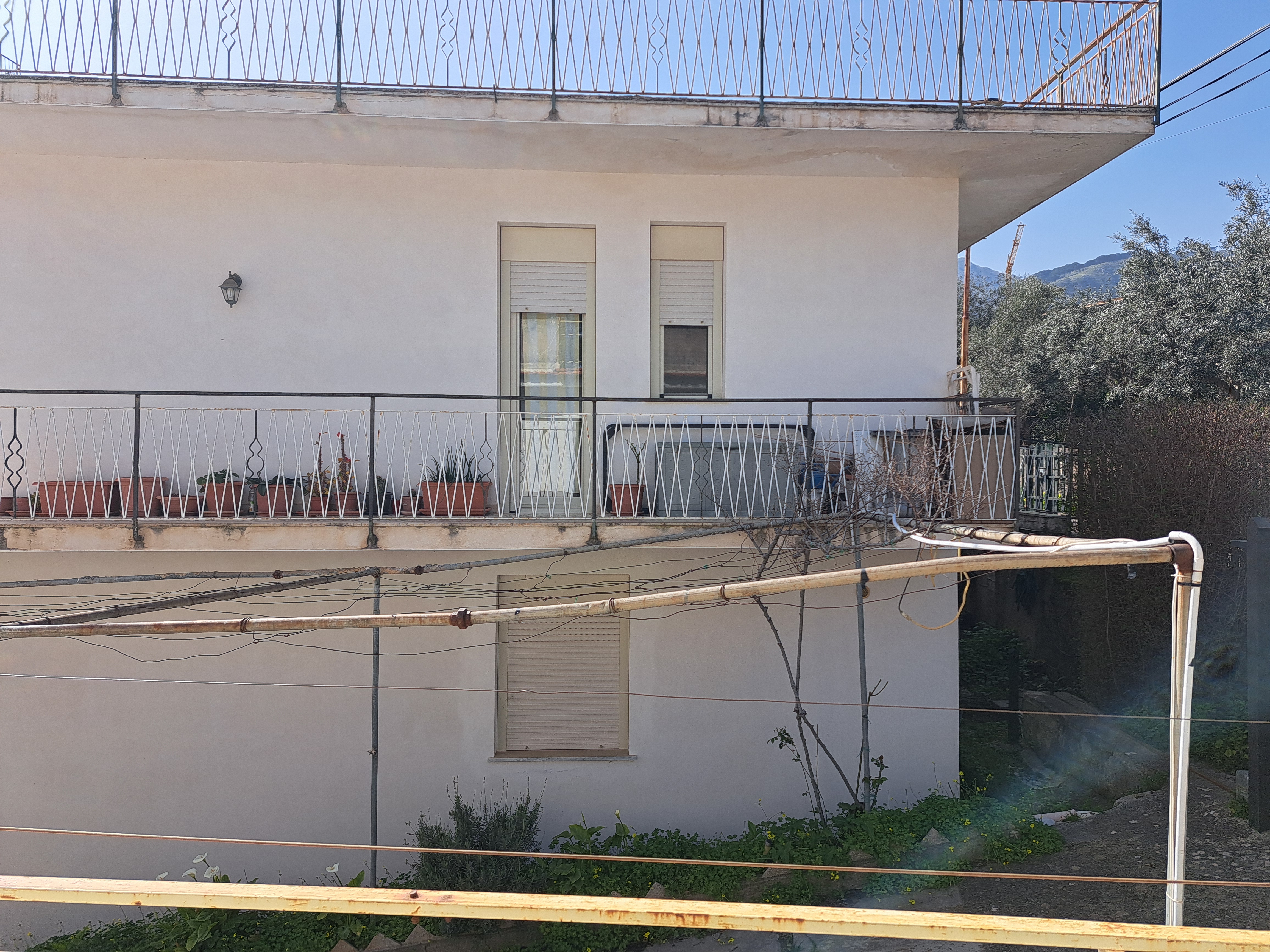 Via Walter Tobagi porzione di casa con ingresso autonomo lunga balconata parzialmente ristrutturata
