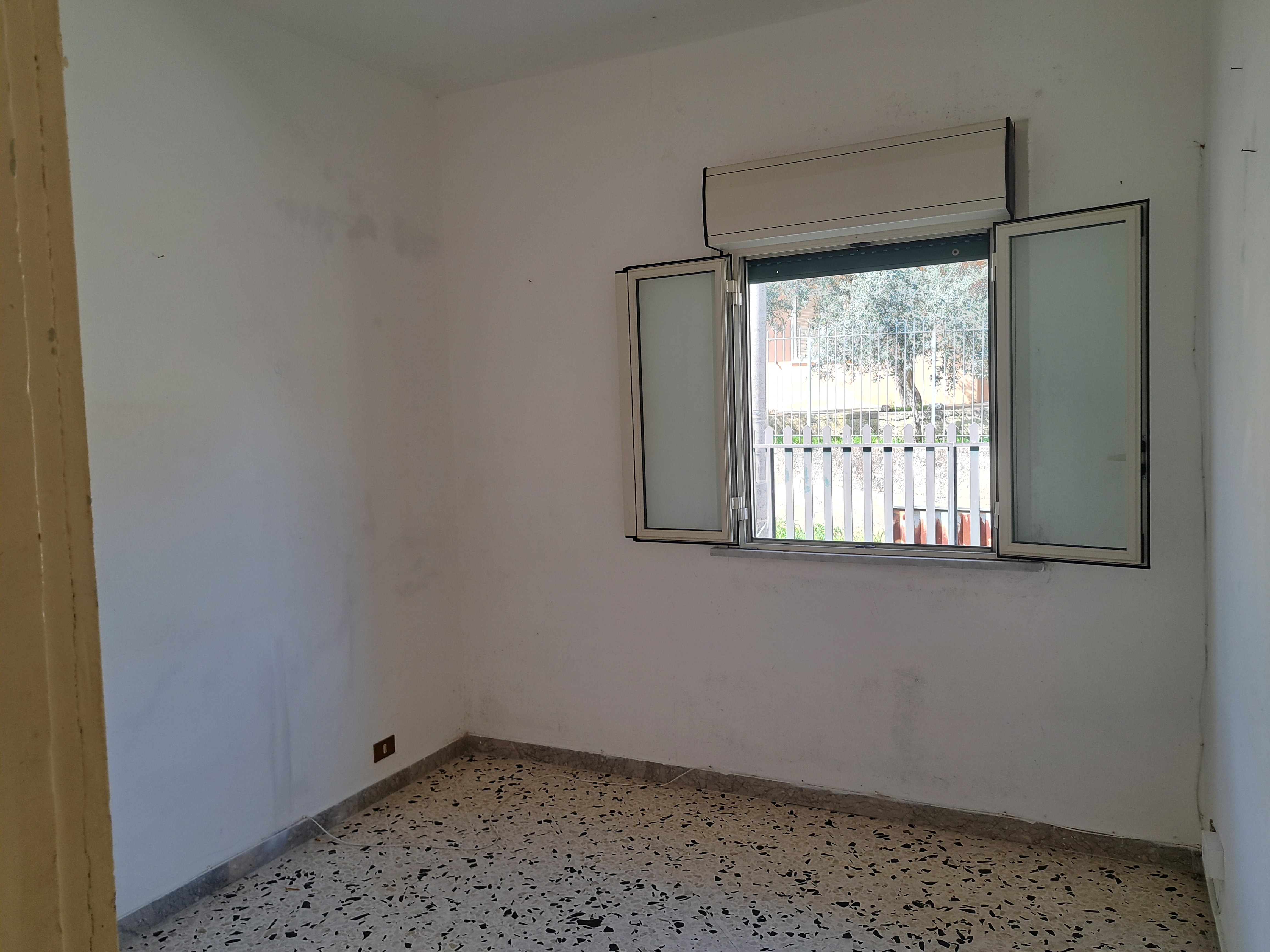 Via Walter Tobagi porzione di casa con ingresso autonomo lunga balconata parzialmente ristrutturata