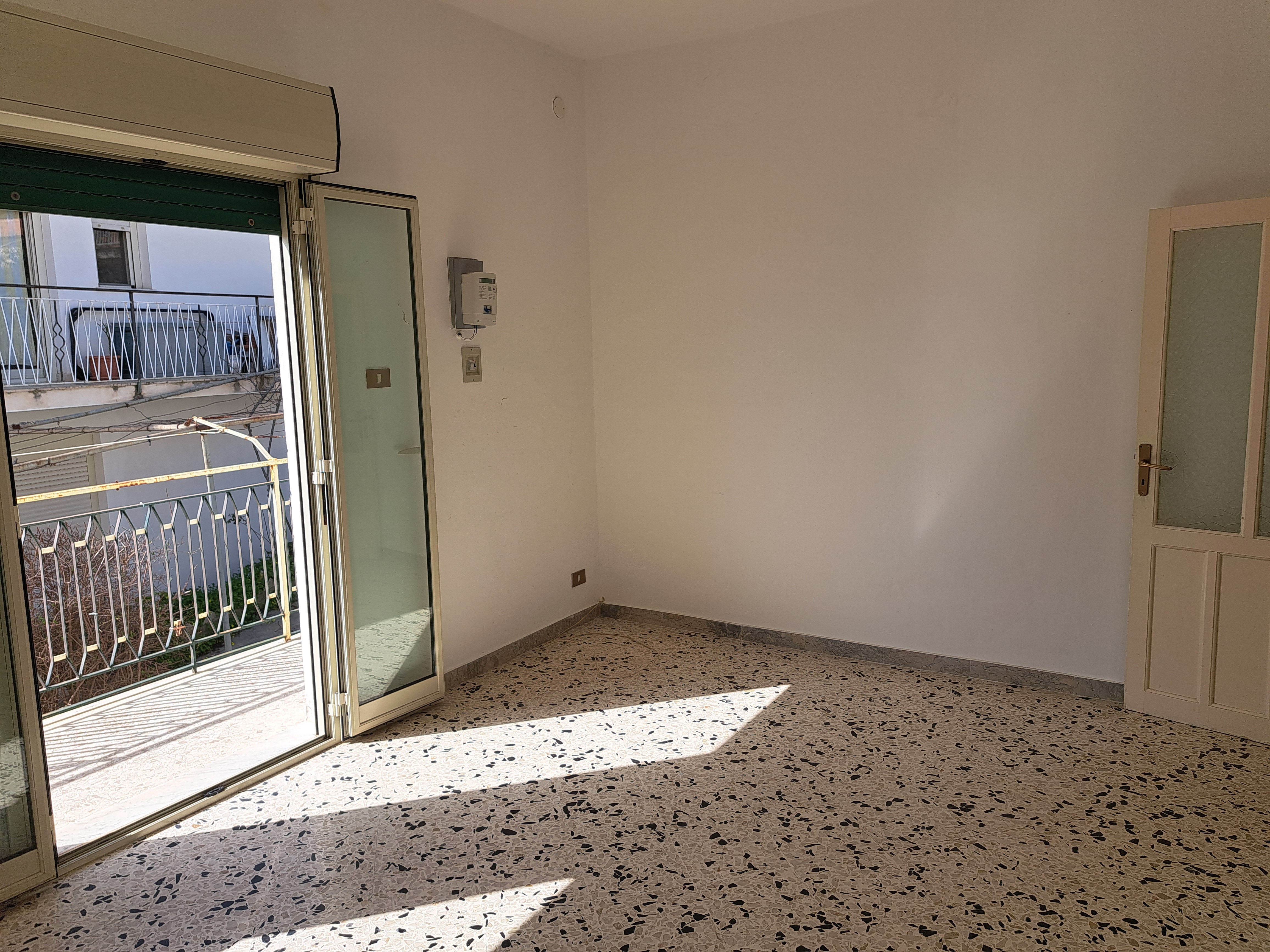 Via Walter Tobagi porzione di casa con ingresso autonomo lunga balconata parzialmente ristrutturata