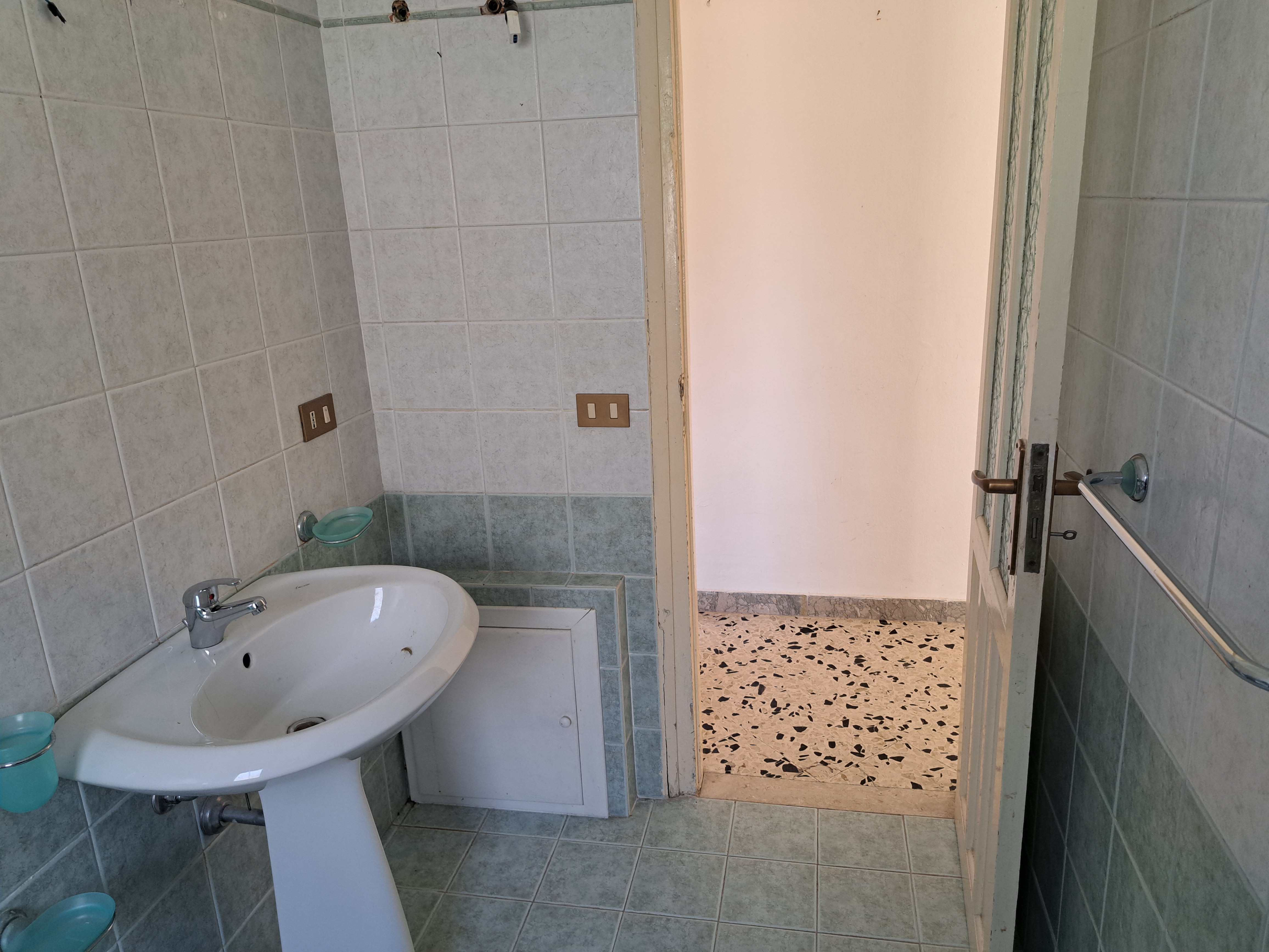 Via Walter Tobagi porzione di casa con ingresso autonomo lunga balconata parzialmente ristrutturata