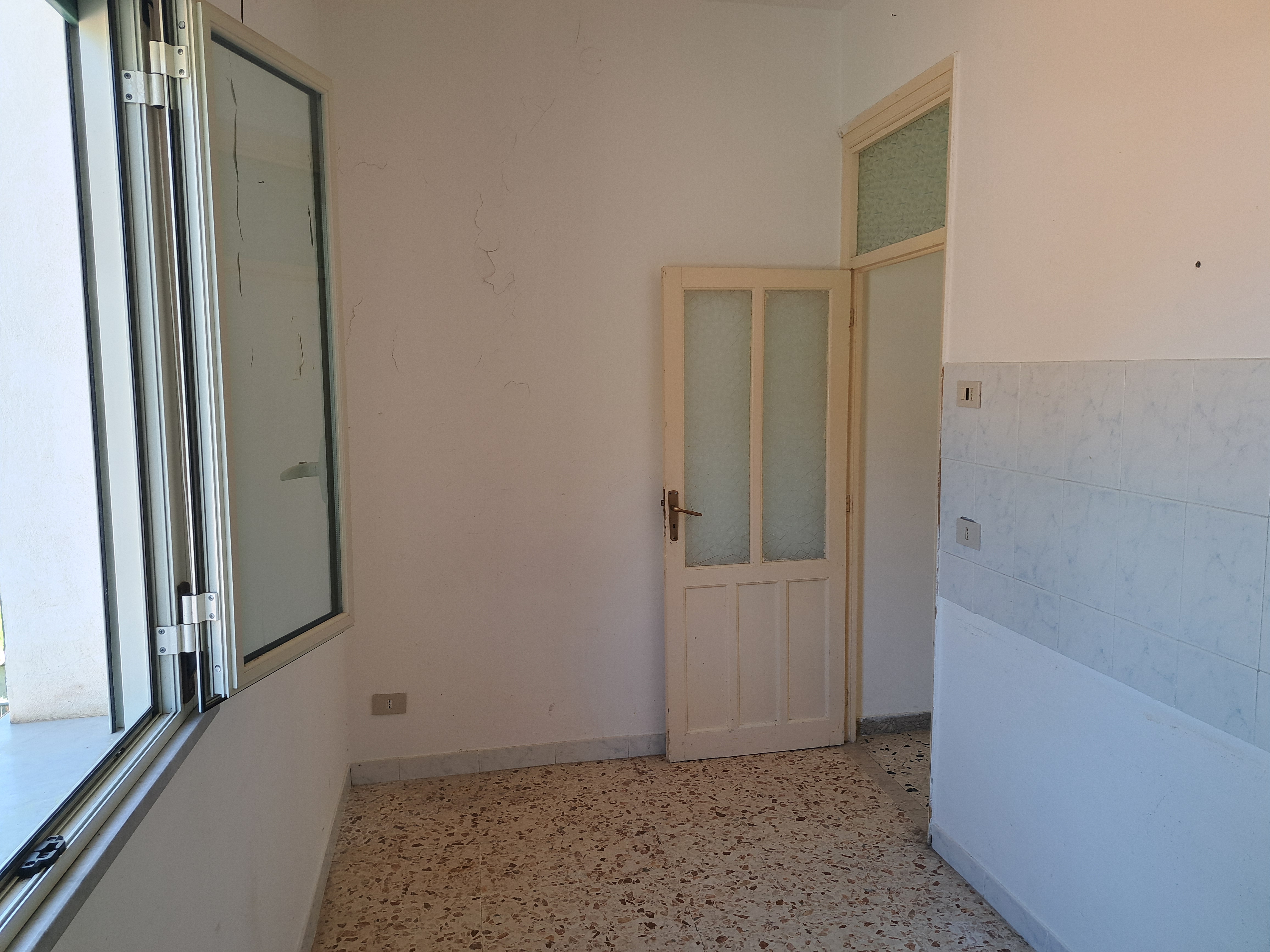 Via Walter Tobagi porzione di casa con ingresso autonomo lunga balconata parzialmente ristrutturata