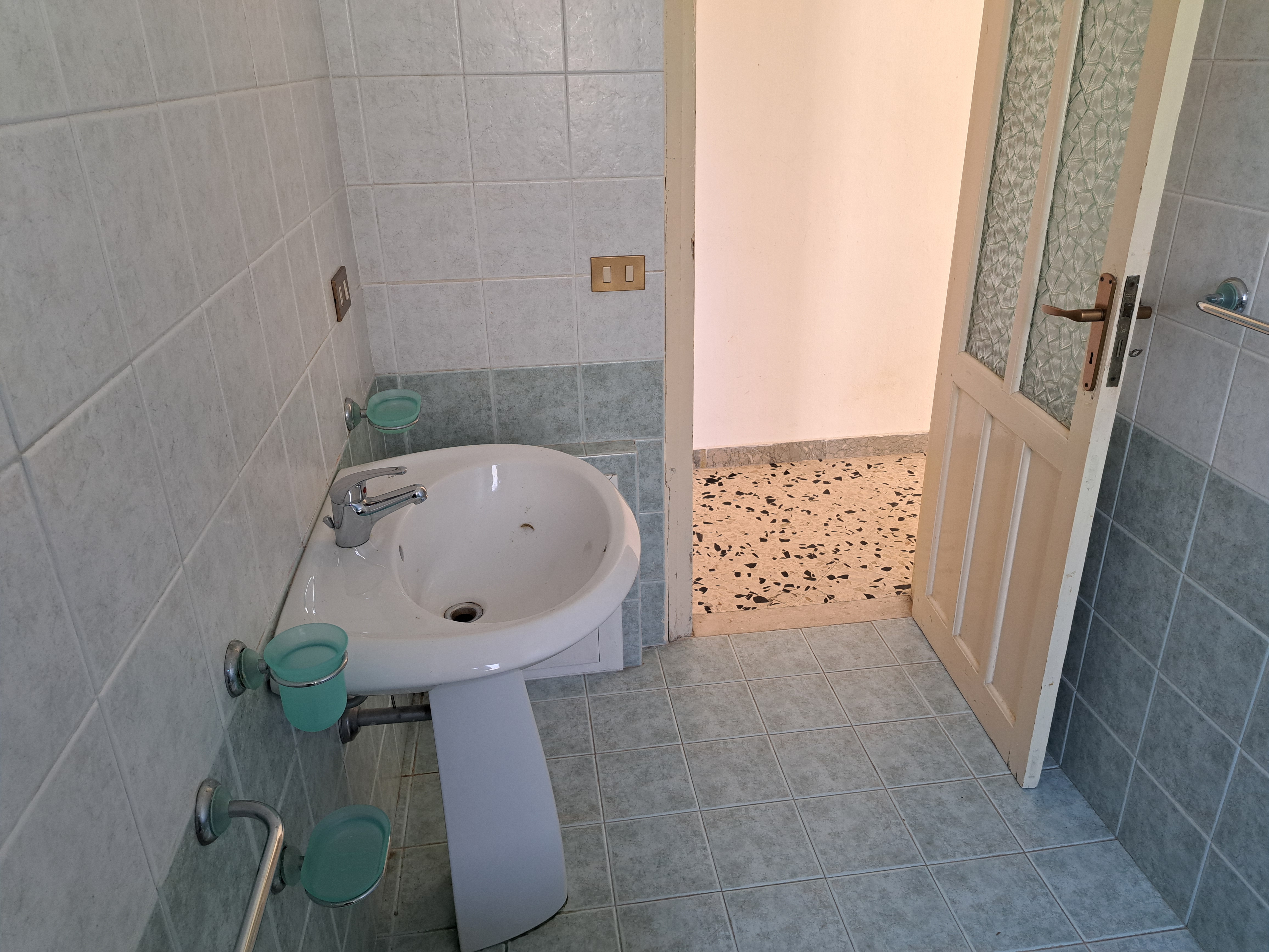 Via Walter Tobagi porzione di casa con ingresso autonomo lunga balconata parzialmente ristrutturata