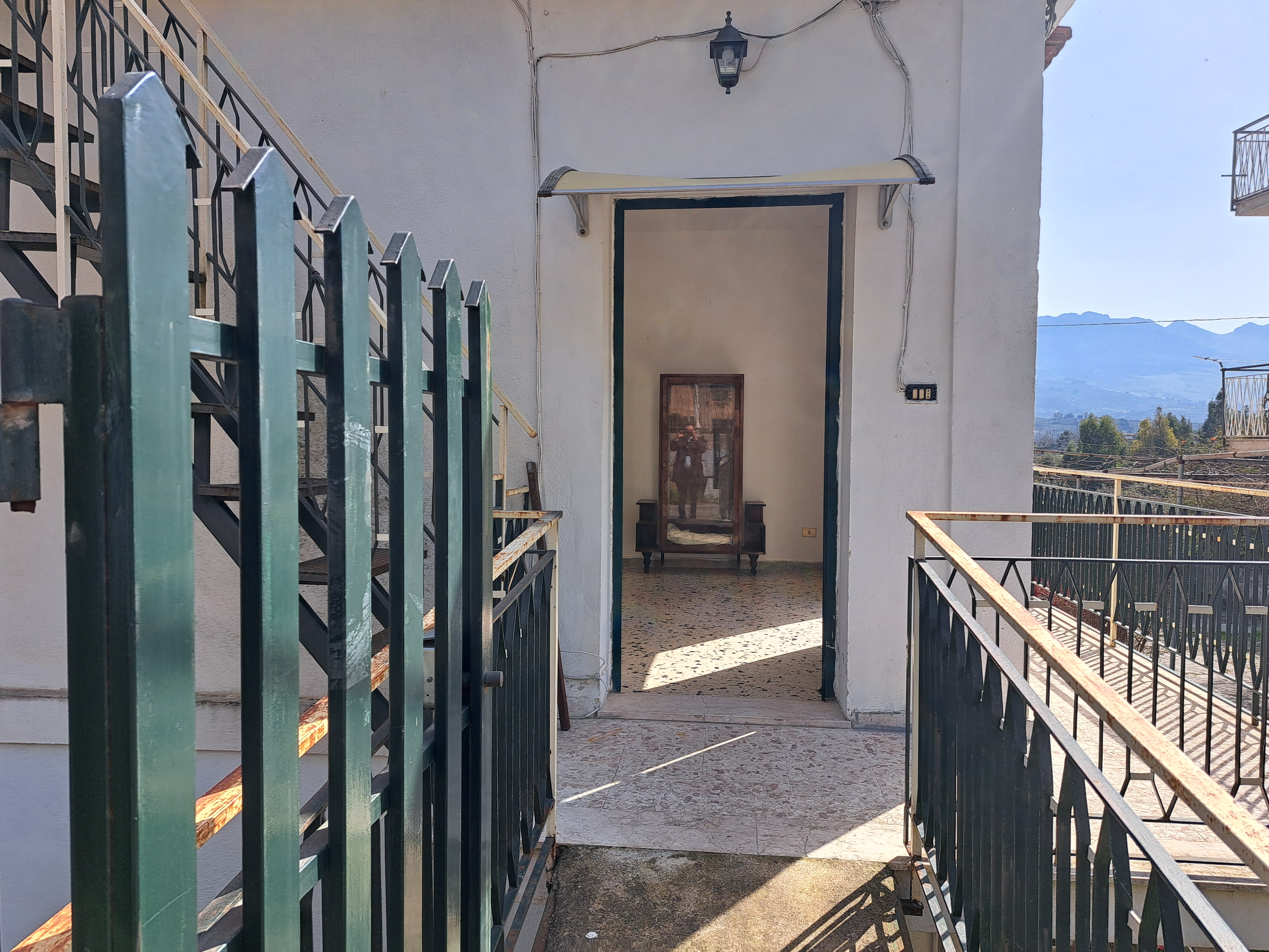 Via Walter Tobagi porzione di casa con ingresso autonomo lunga balconata parzialmente ristrutturata