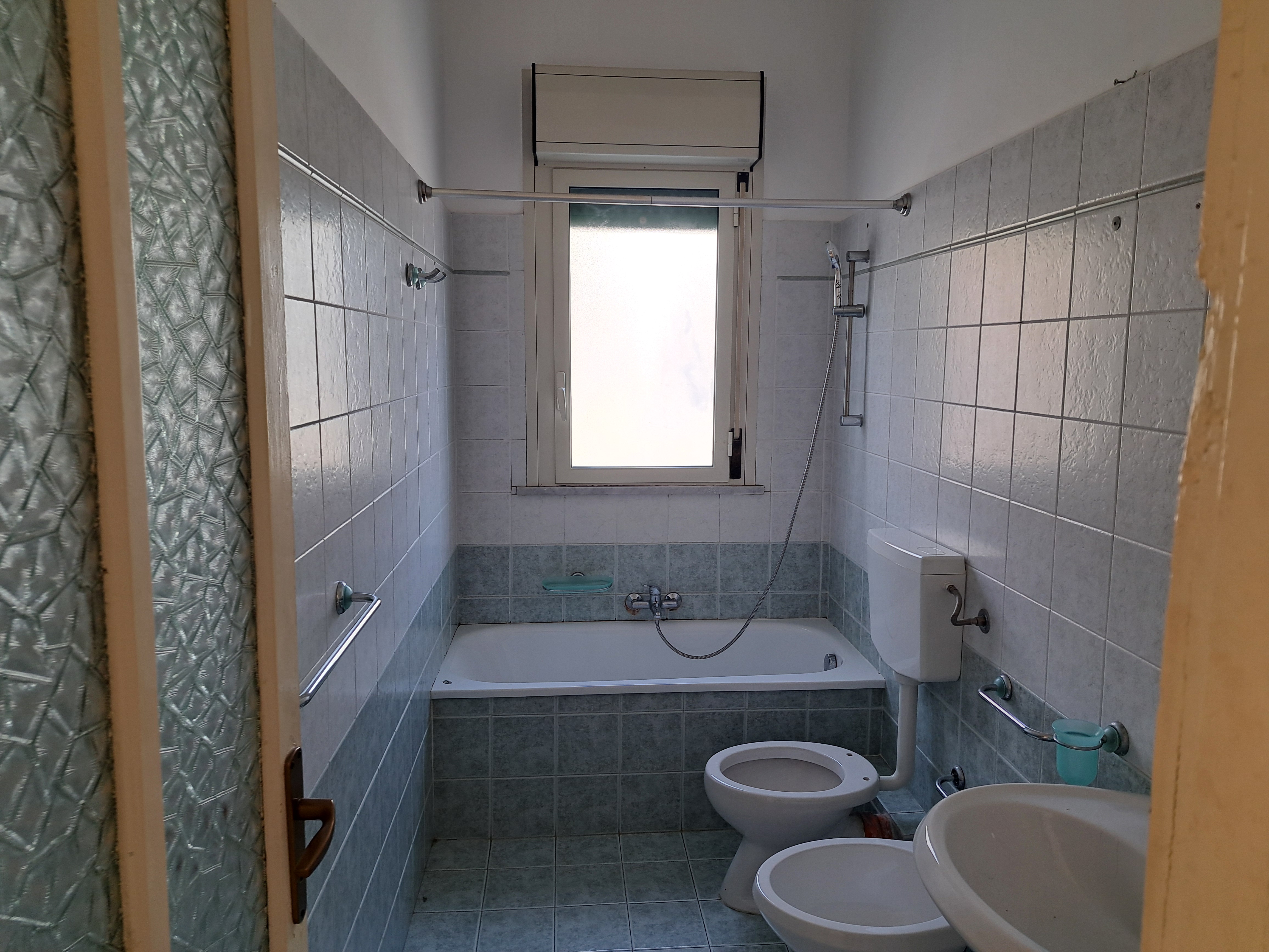 Via Walter Tobagi porzione di casa con ingresso autonomo lunga balconata parzialmente ristrutturata
