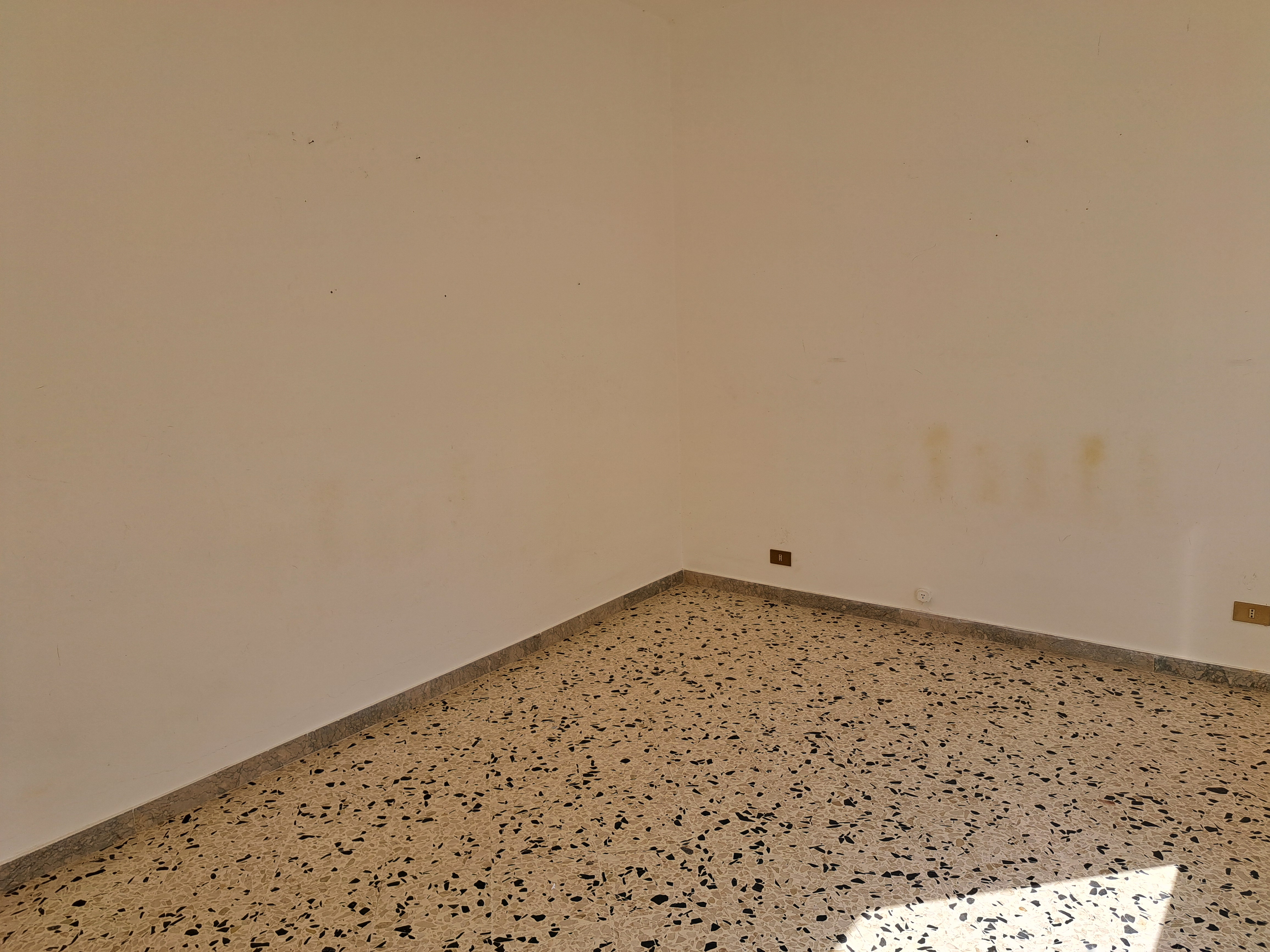 Via Walter Tobagi porzione di casa con ingresso autonomo lunga balconata parzialmente ristrutturata