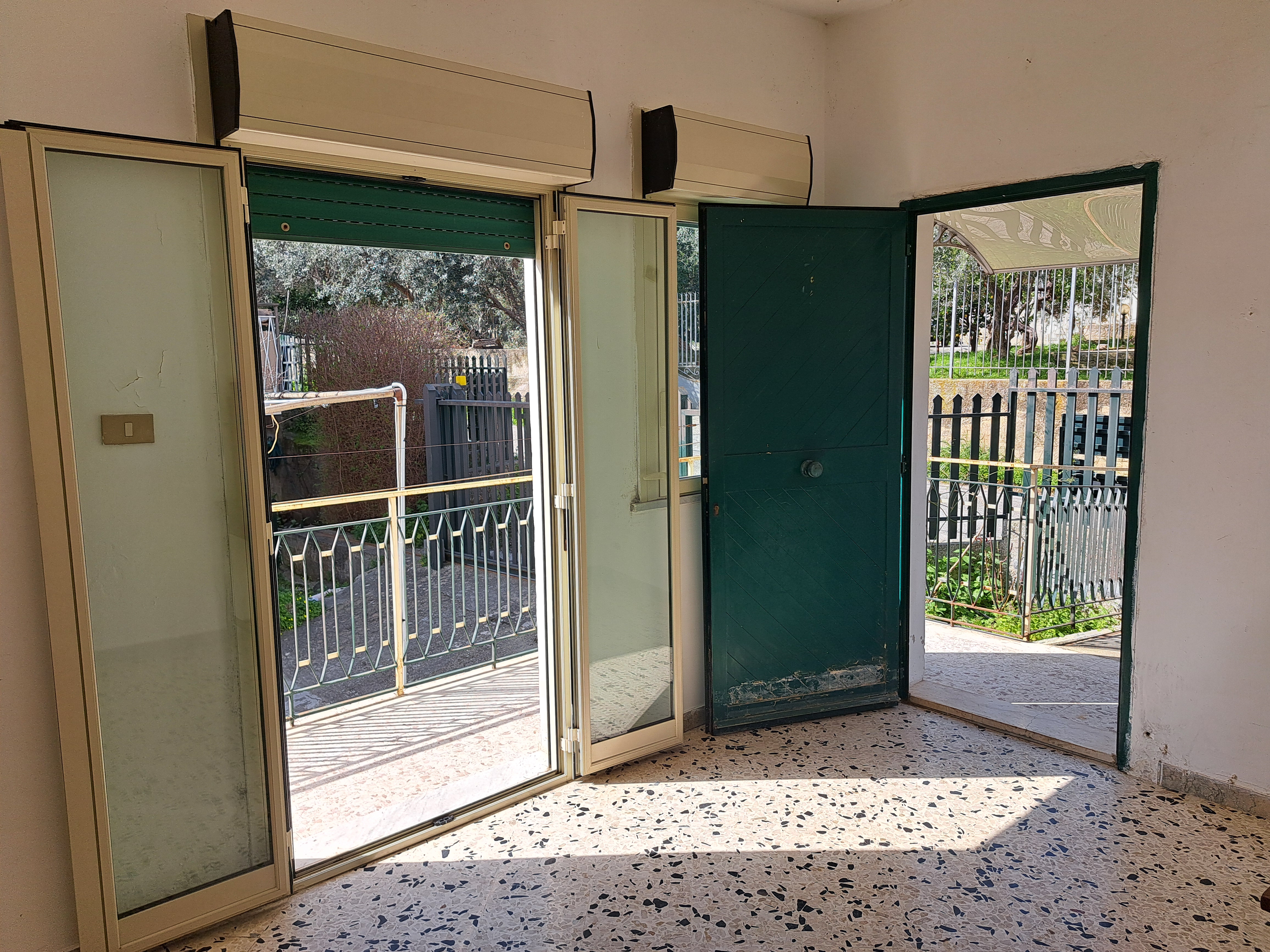 Via Walter Tobagi porzione di casa con ingresso autonomo lunga balconata parzialmente ristrutturata