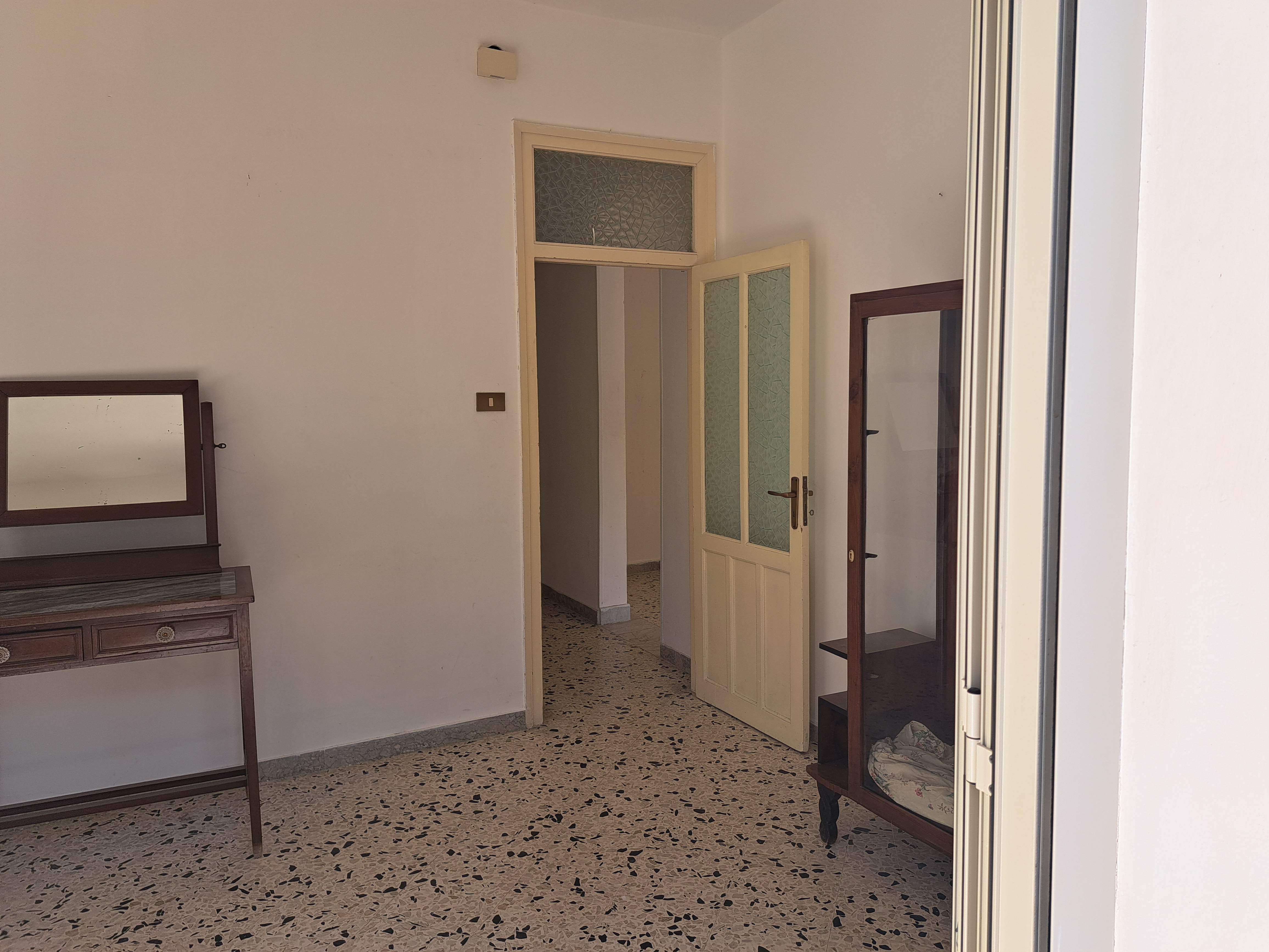 Via Walter Tobagi porzione di casa con ingresso autonomo lunga balconata parzialmente ristrutturata