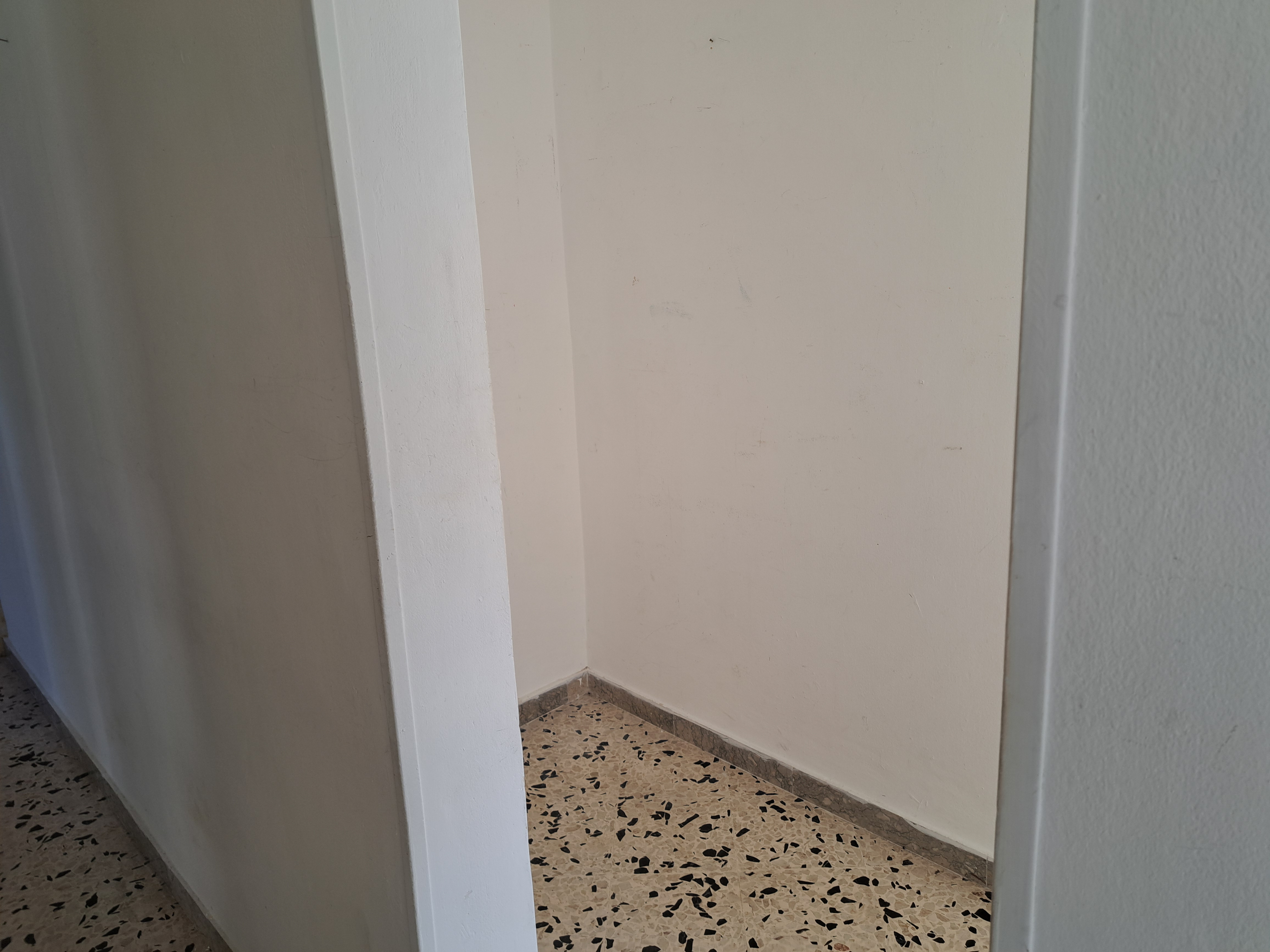 Via Walter Tobagi porzione di casa con ingresso autonomo lunga balconata parzialmente ristrutturata