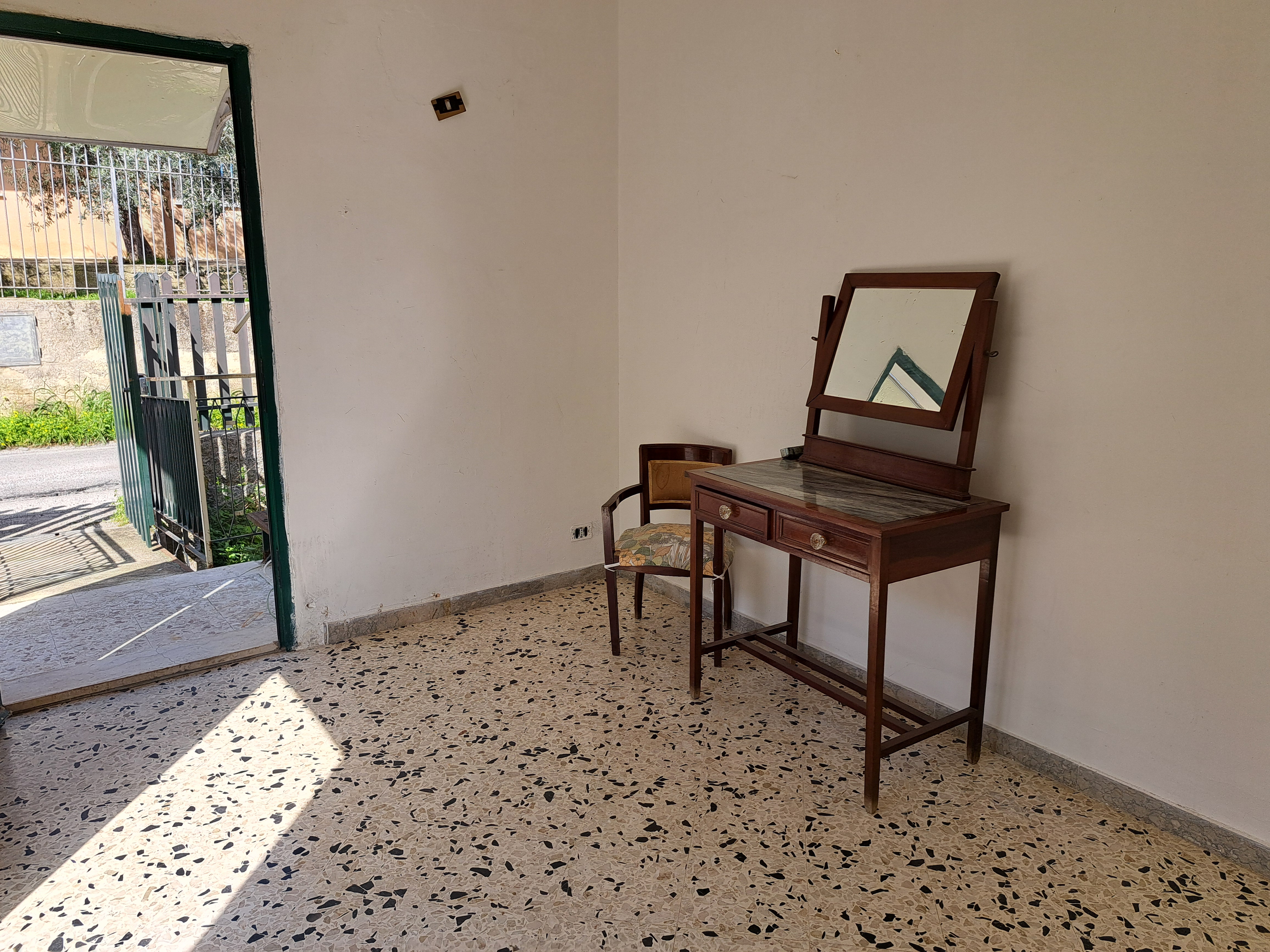 Via Walter Tobagi porzione di casa con ingresso autonomo lunga balconata parzialmente ristrutturata