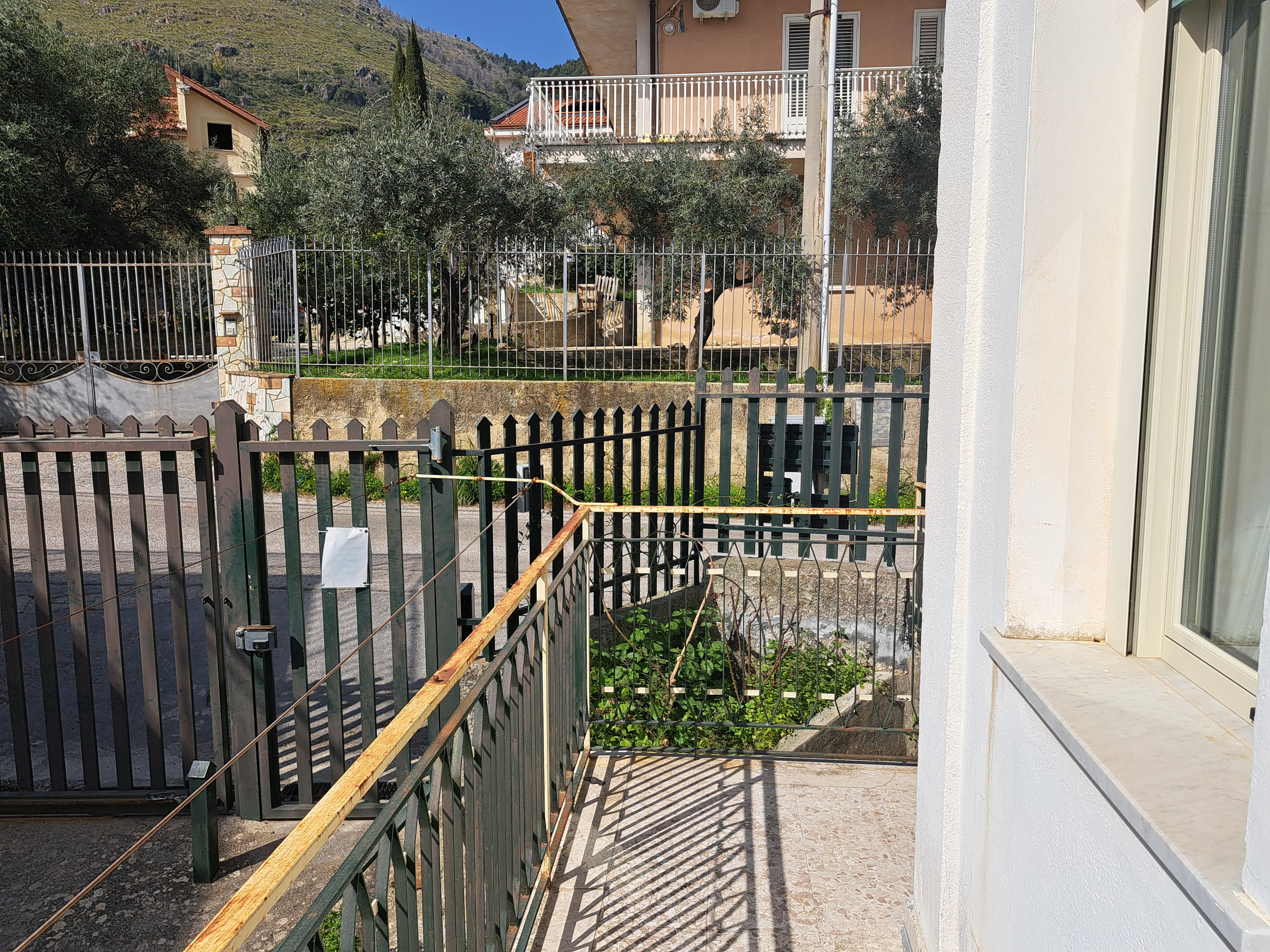Via Walter Tobagi porzione di casa con ingresso autonomo lunga balconata parzialmente ristrutturata