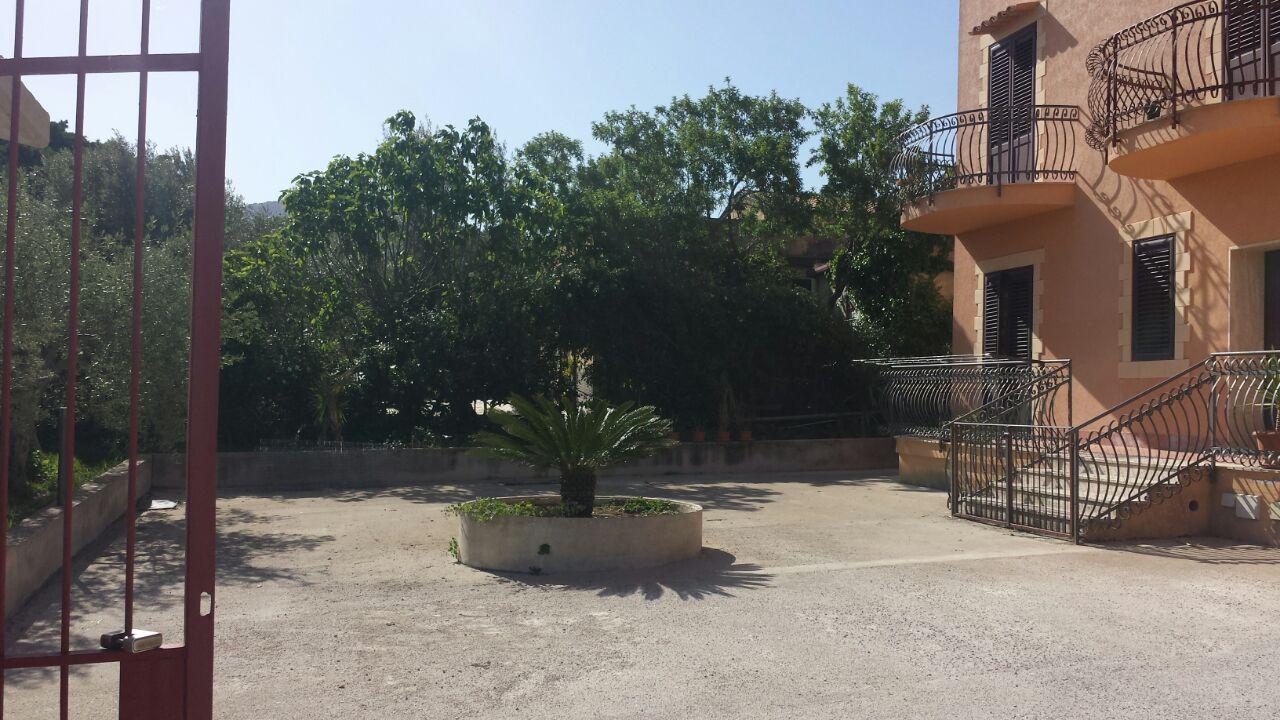 Via Cozzo Ingrassia grande villa con salonetriplo
