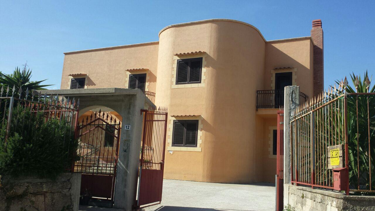 Via Cozzo Ingrassia grande villa con salonetriplo