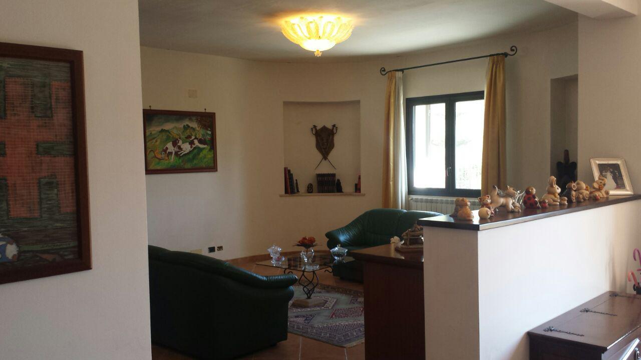 Via Cozzo Ingrassia grande villa con salonetriplo