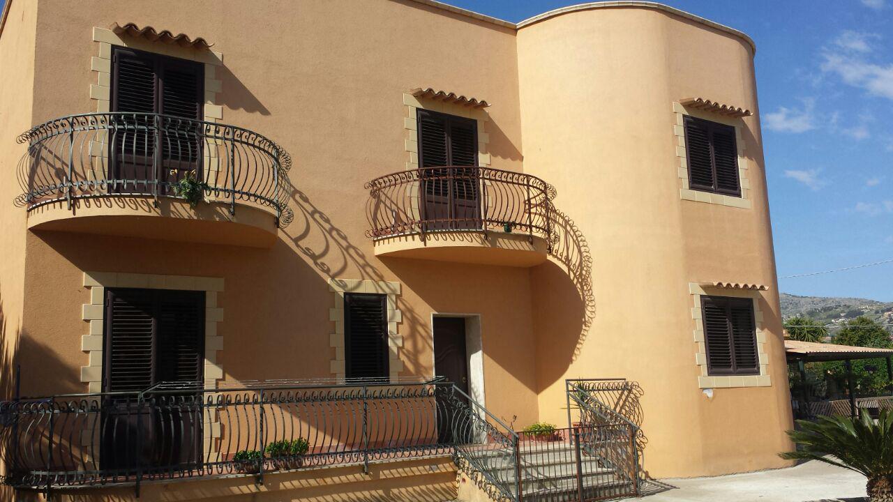 Via Cozzo Ingrassia grande villa con salonetriplo