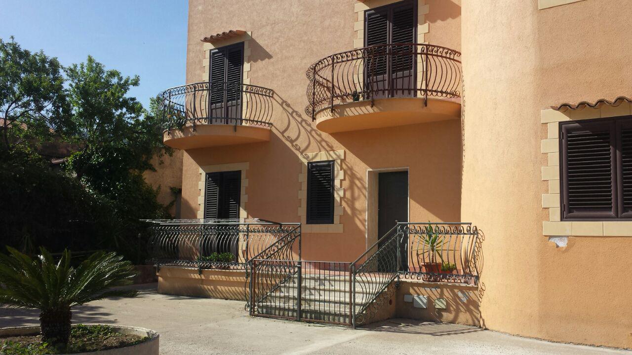Via Cozzo Ingrassia grande villa con salonetriplo