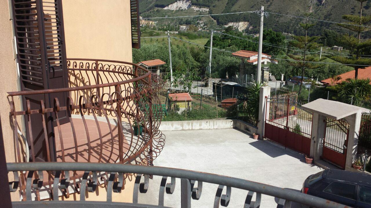 Via Cozzo Ingrassia grande villa con salonetriplo