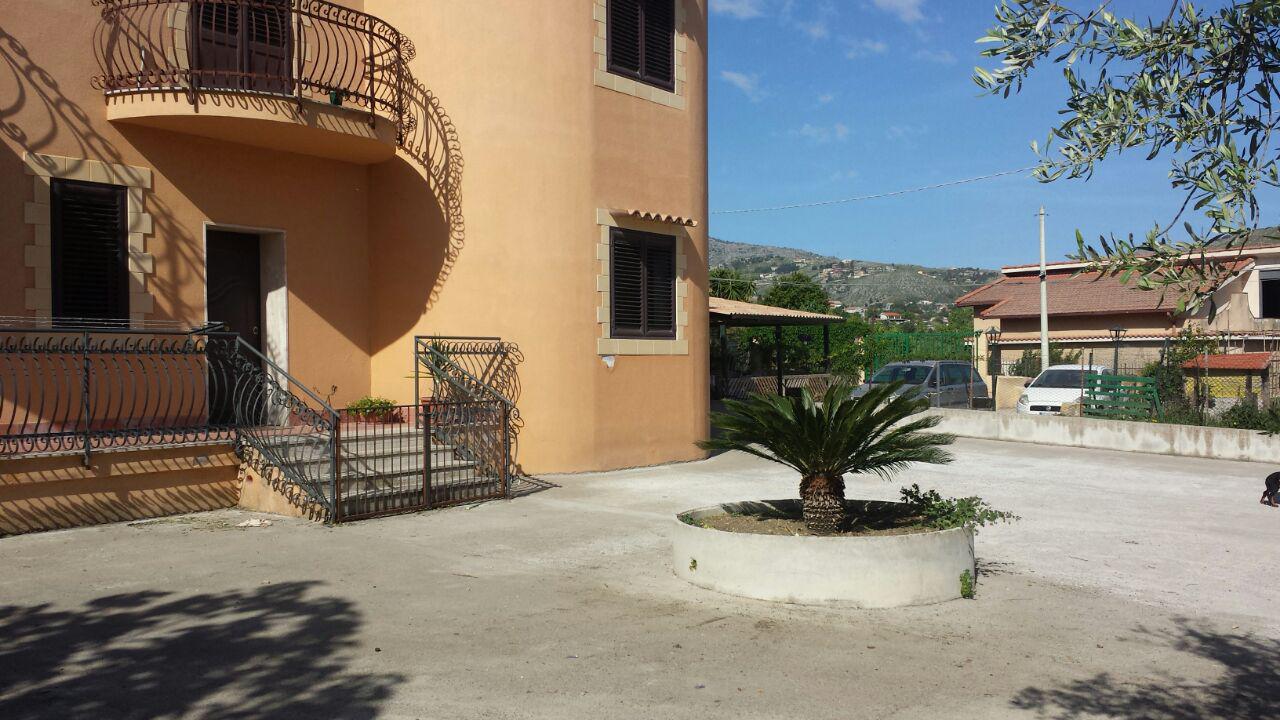 Via Cozzo Ingrassia grande villa con salonetriplo