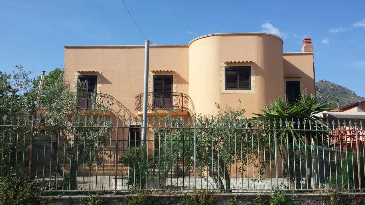 Via Cozzo Ingrassia grande villa con salonetriplo
