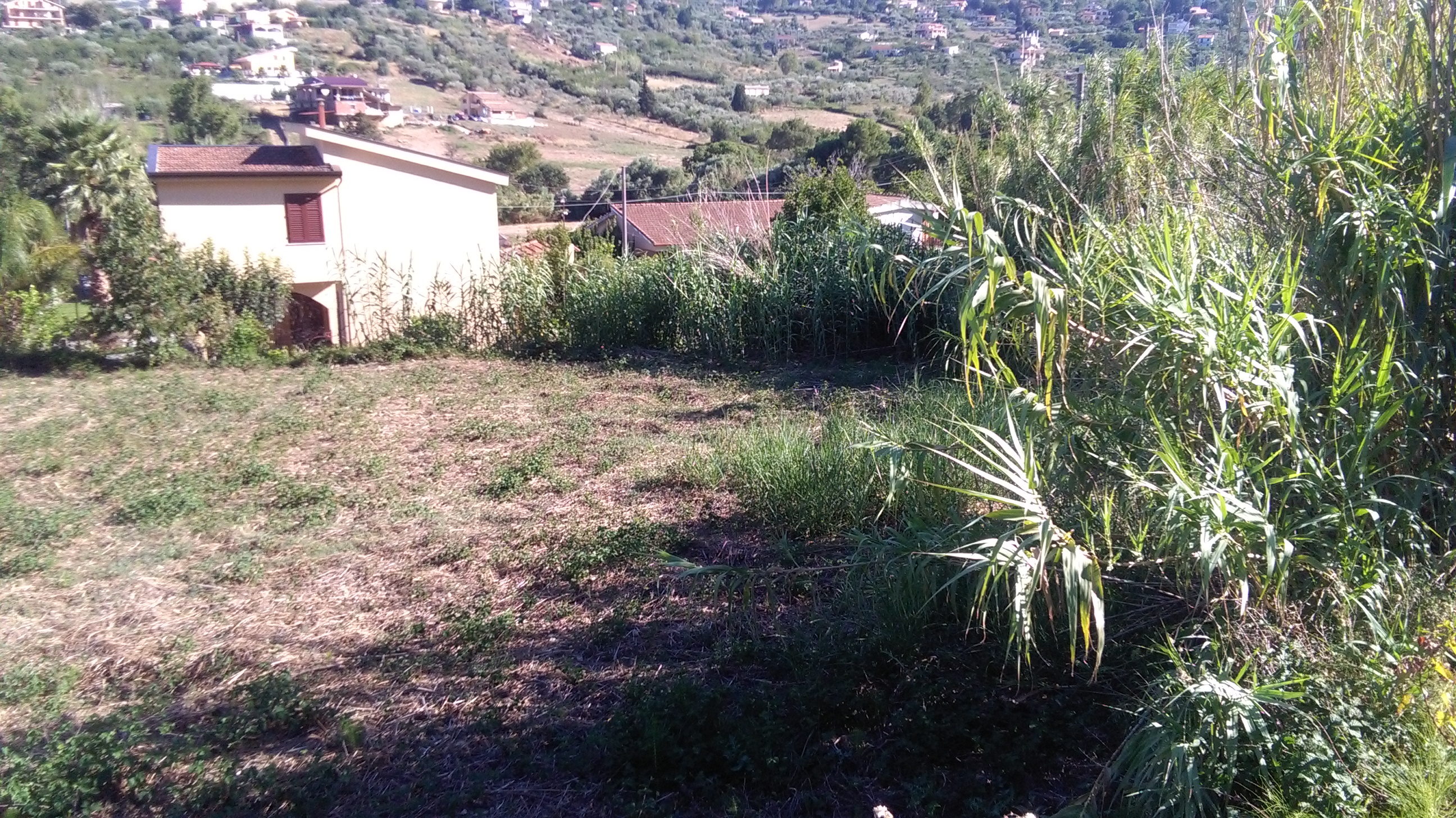 Via Pezzingoli, terreno edificabile con magazzino