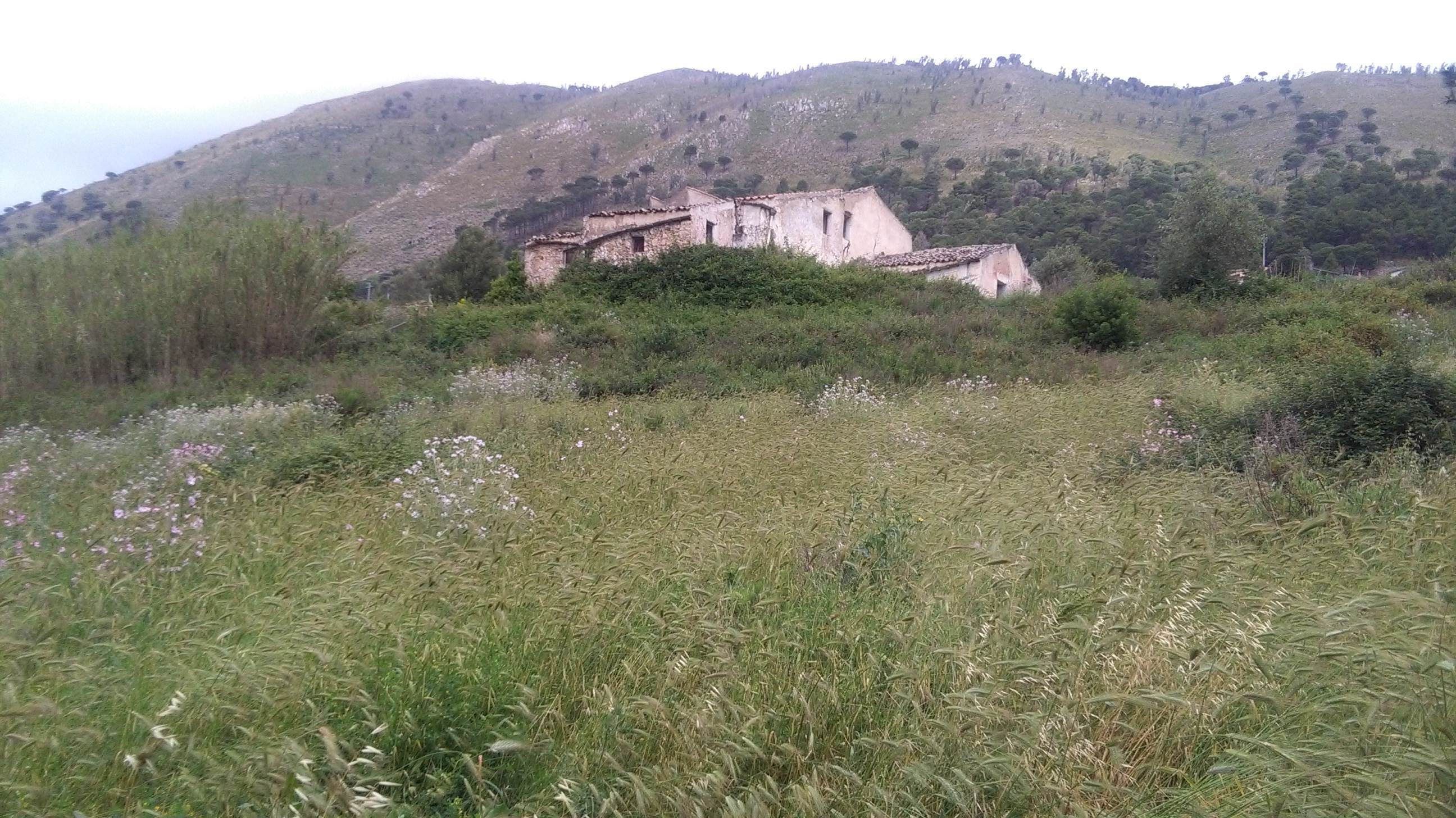 Via Pezzingoli, terreno edificabile con magazzino