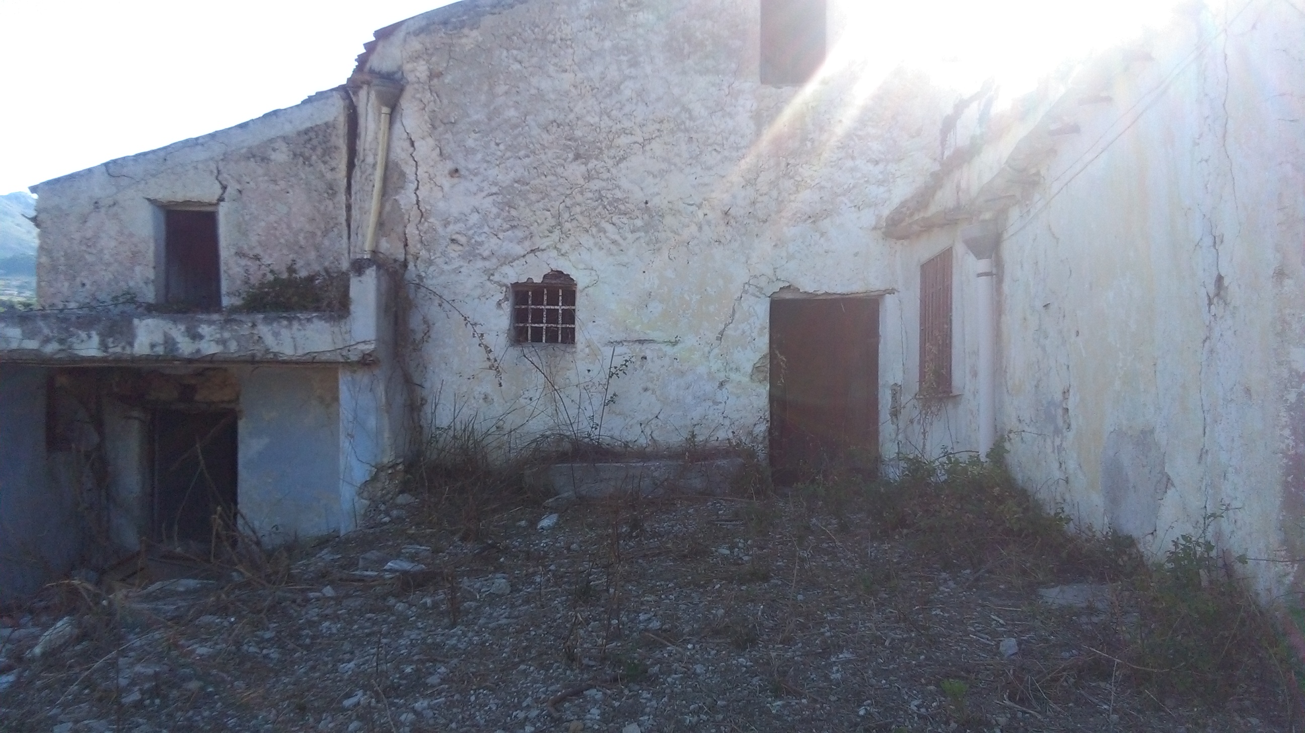 Via Pezzingoli, terreno edificabile con magazzino