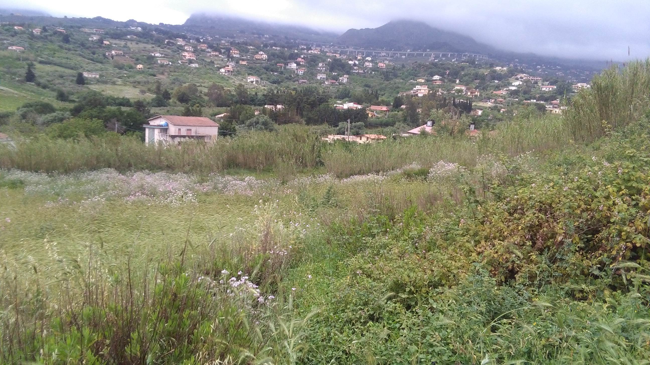Via Pezzingoli, terreno edificabile con magazzino