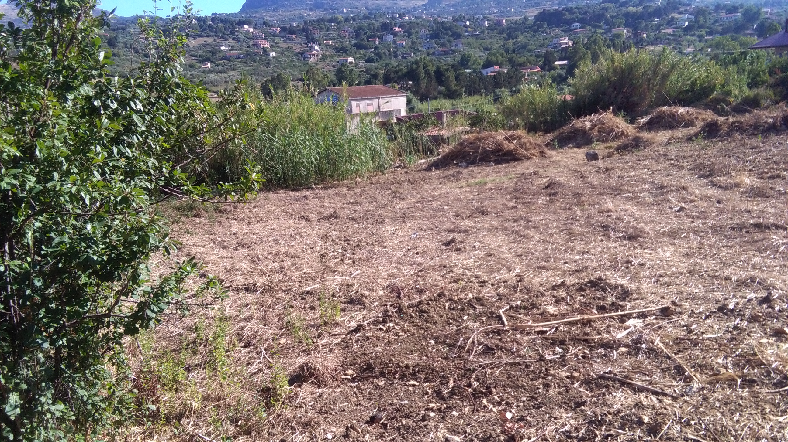 Via Pezzingoli, terreno edificabile con magazzino