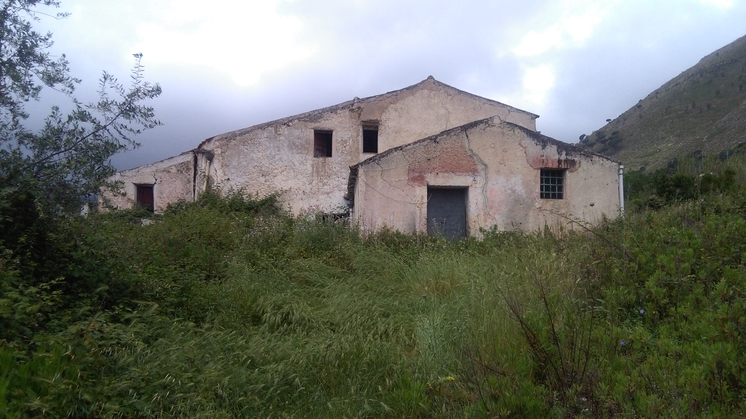 Via Pezzingoli, terreno edificabile con magazzino