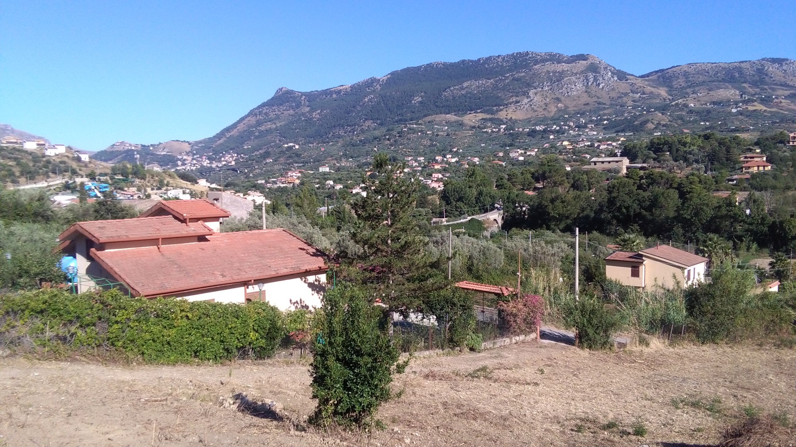 Via Pezzingoli, terreno edificabile con magazzino