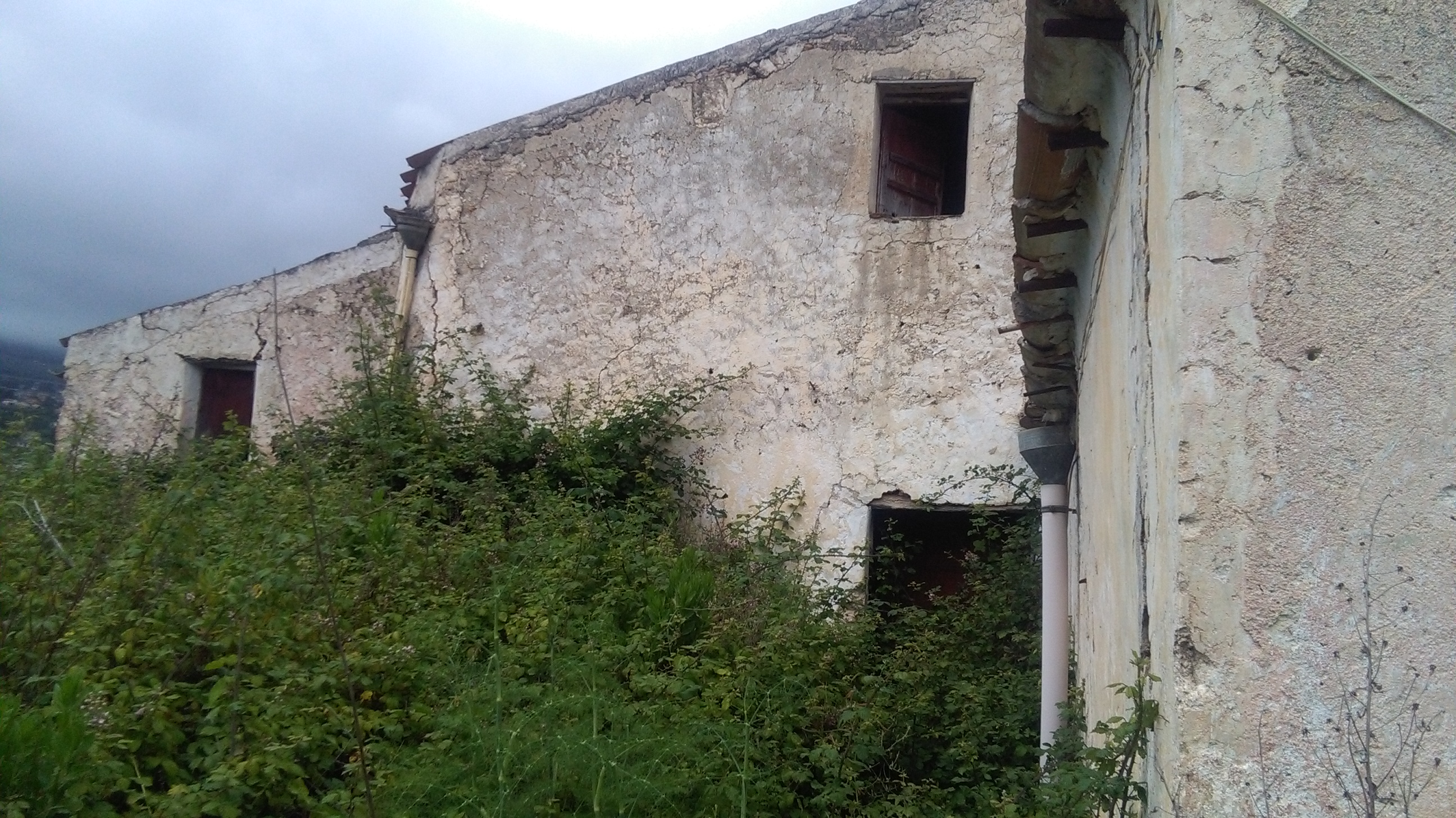Via Pezzingoli, terreno edificabile con magazzino