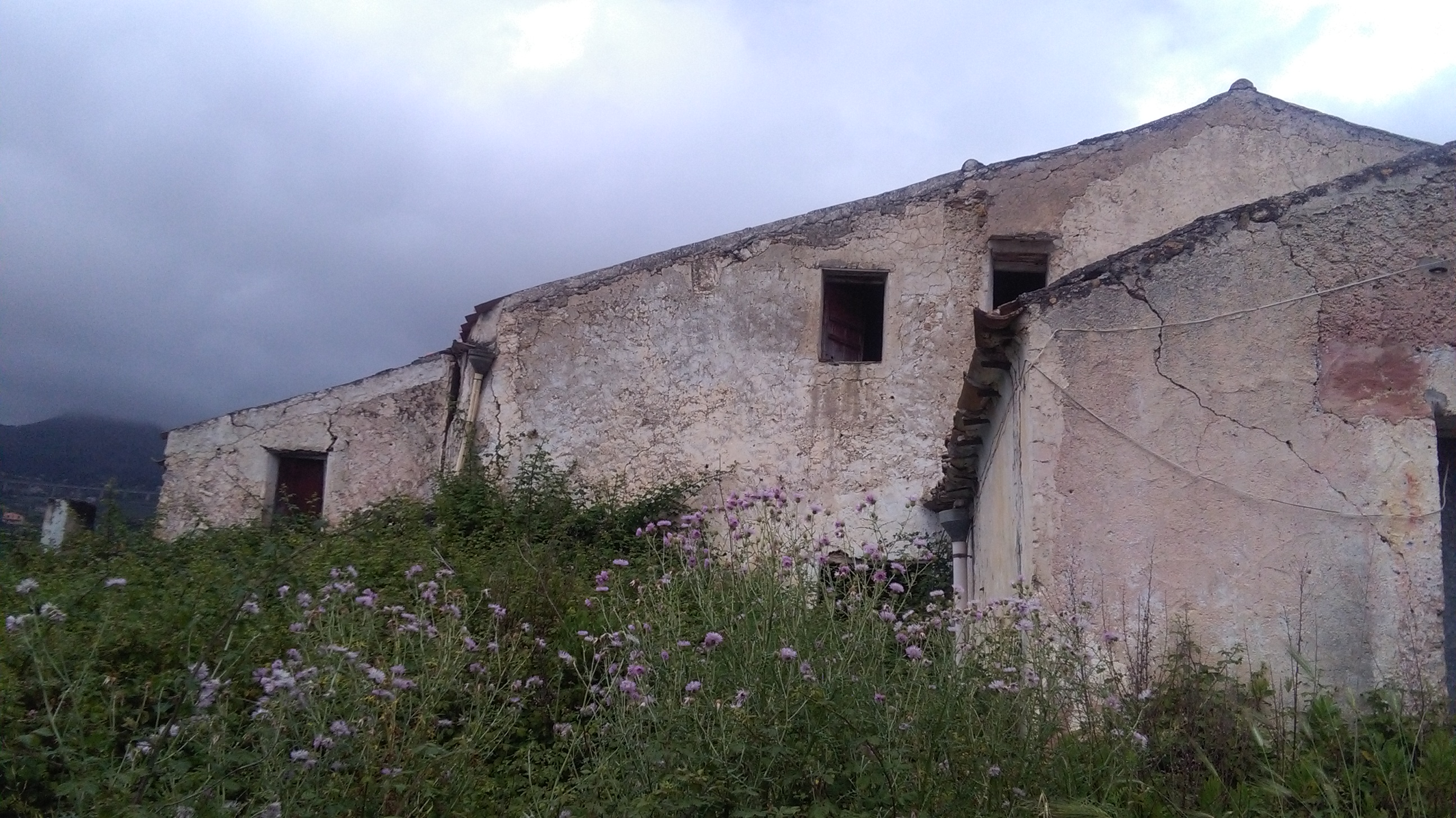 Via Pezzingoli, terreno edificabile con magazzino