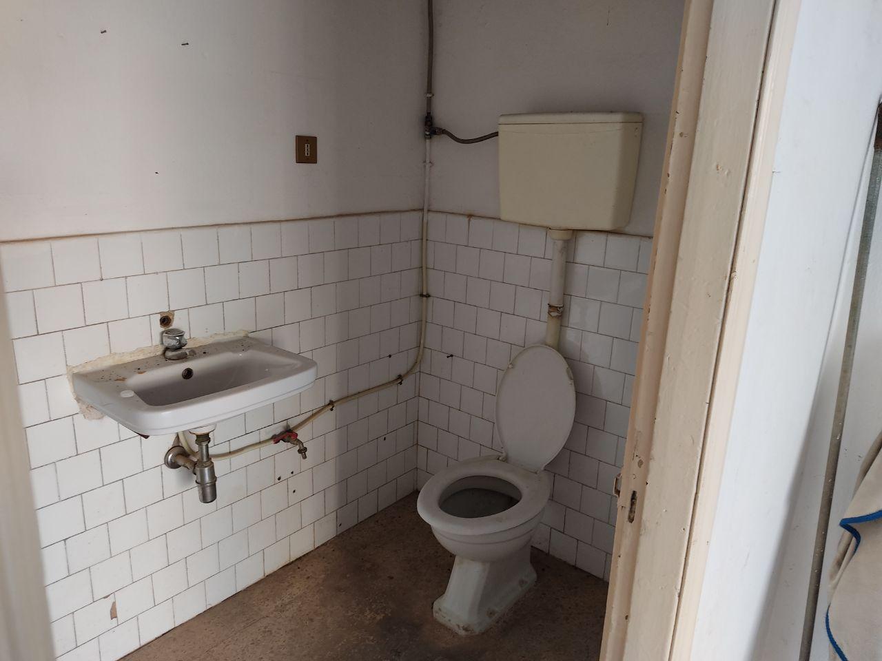 Via Giuseppe Arimondi, centrale laboratorio con wc
