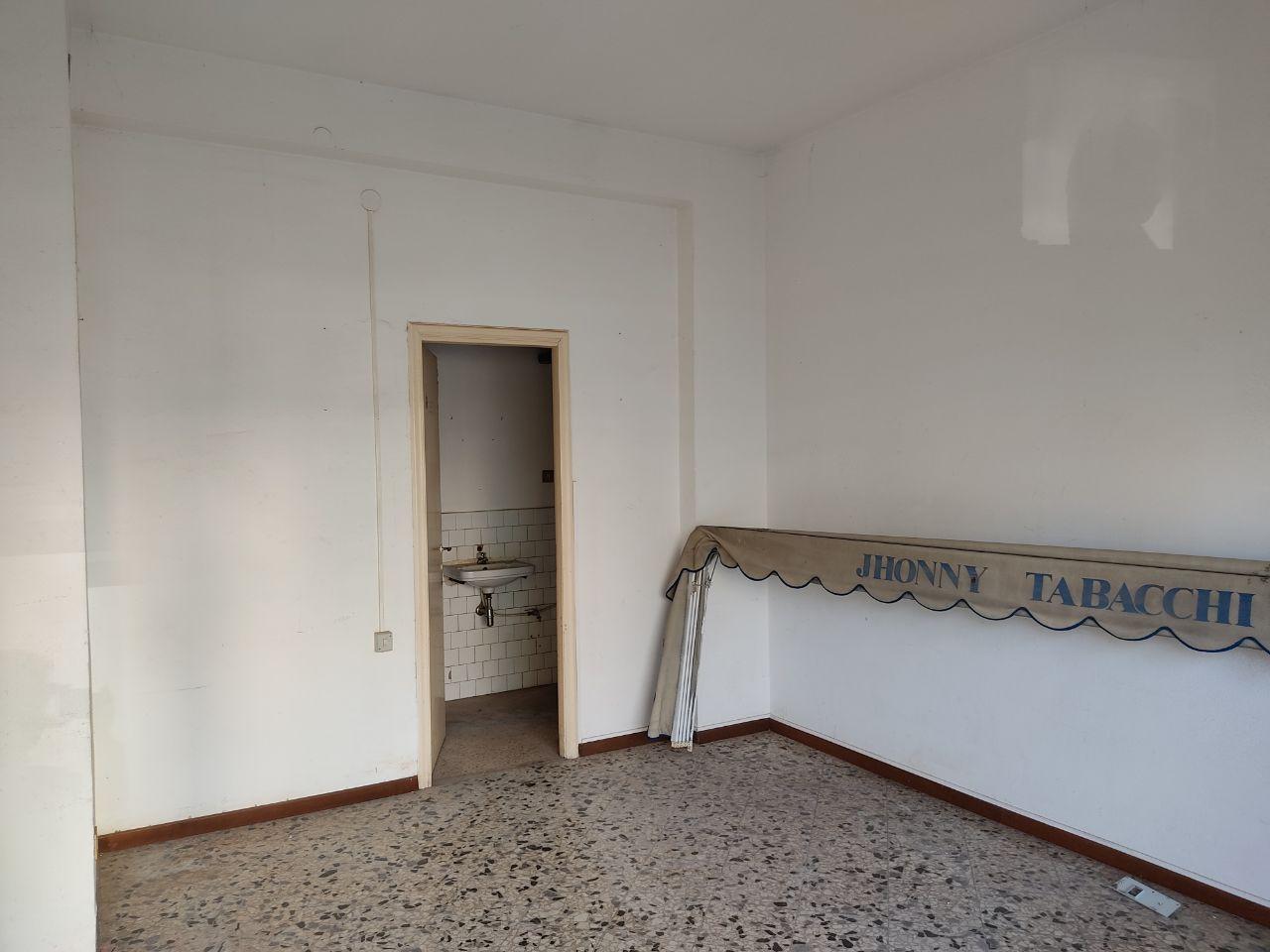 Via Giuseppe Arimondi, centrale laboratorio con wc
