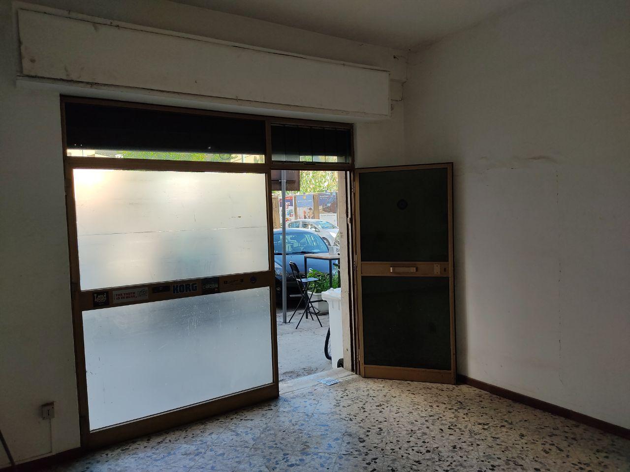 Via Giuseppe Arimondi, centrale laboratorio con wc